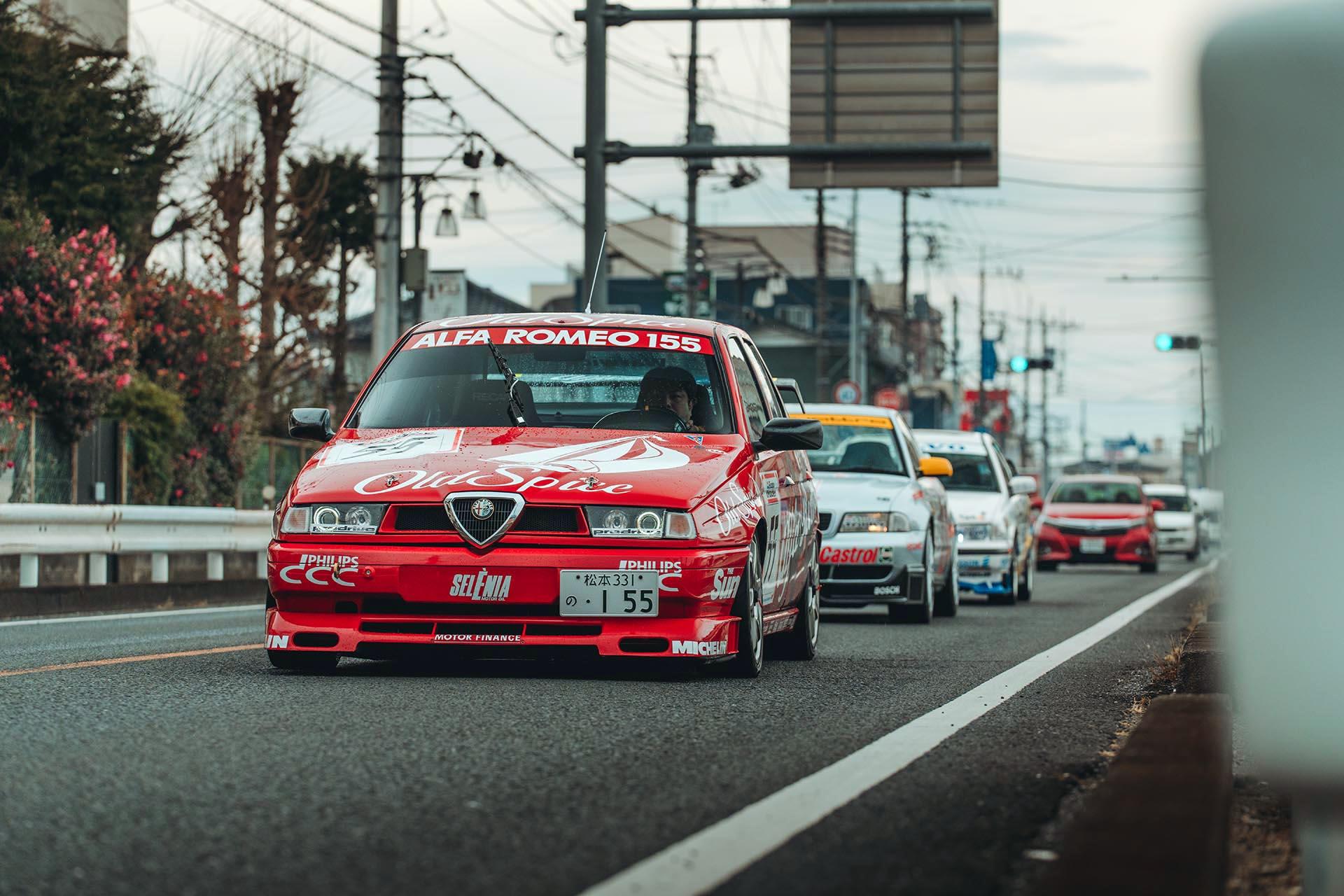 Japanse straatracers BTCC auto's rijdend voorkant