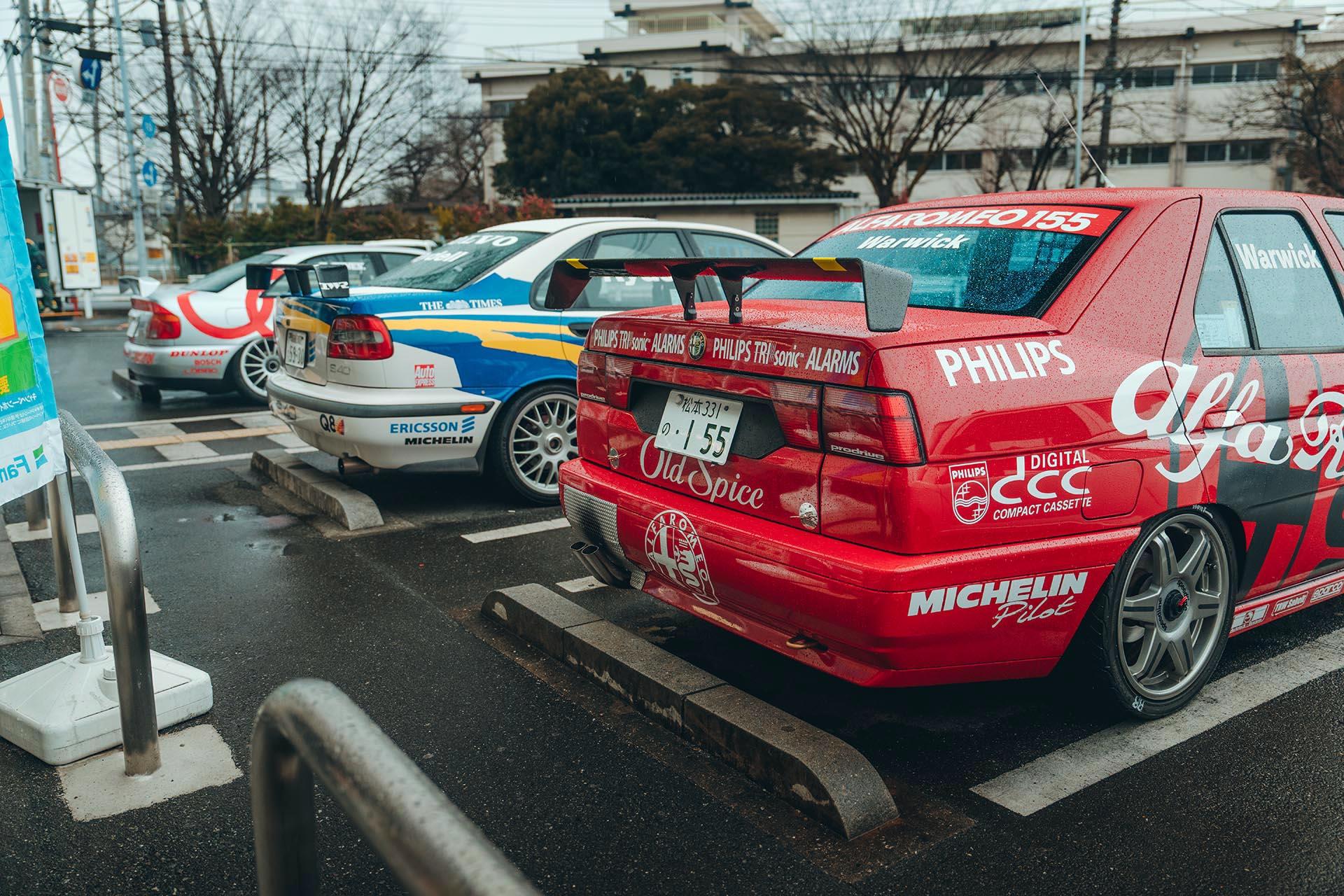 Japanse straatracers Alfa 155 Volvo en Audi geparkeerd achterkant