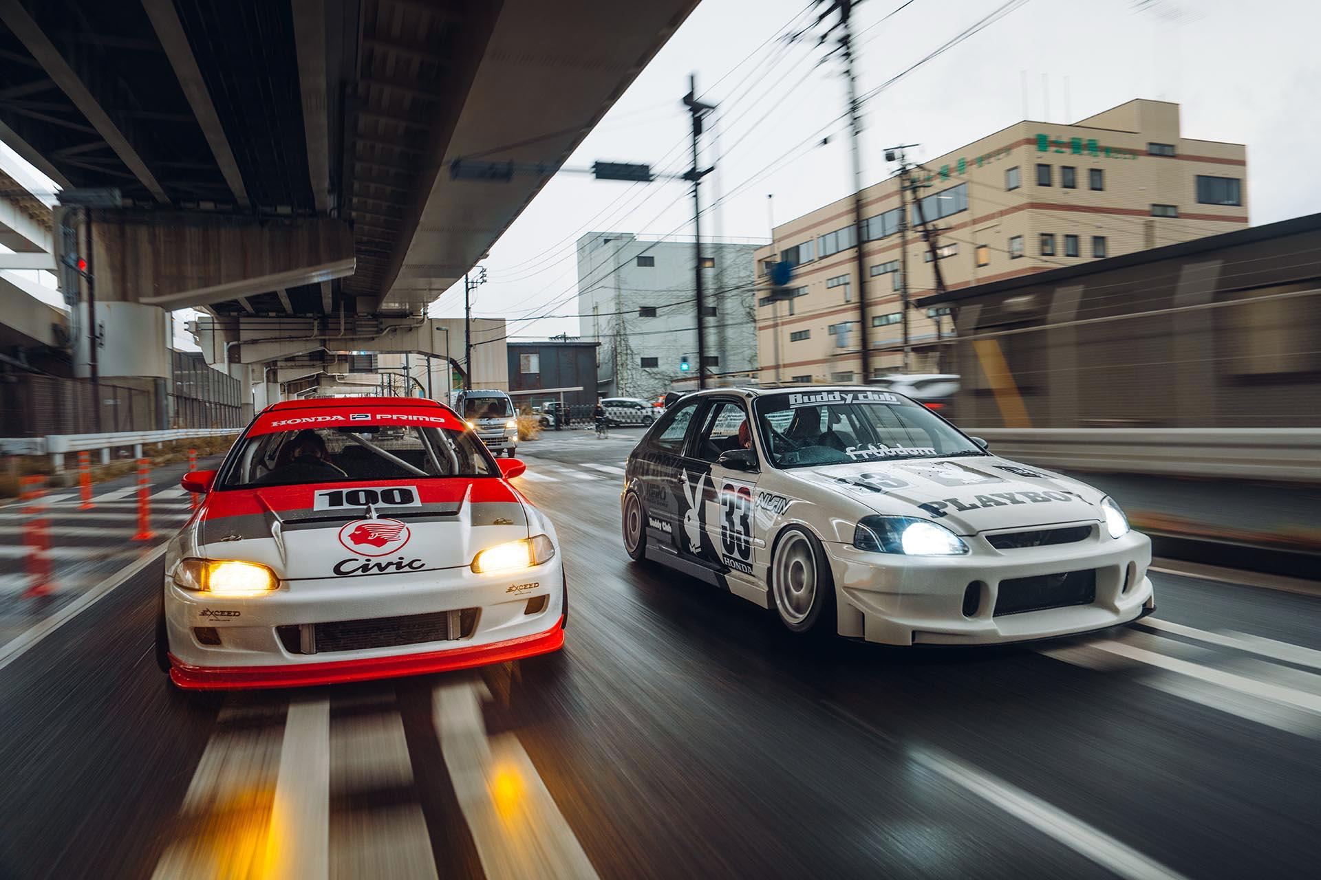Japanse straatracers Honda Civics naast elkaar rijdend voorkant