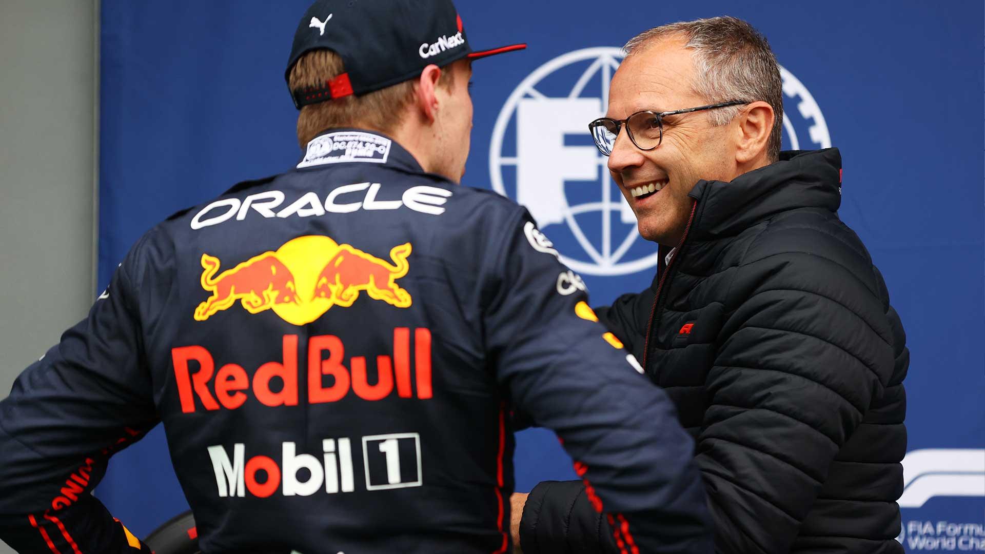 Max Verstappen in gesprek met F1-baas Stefano Domenicali