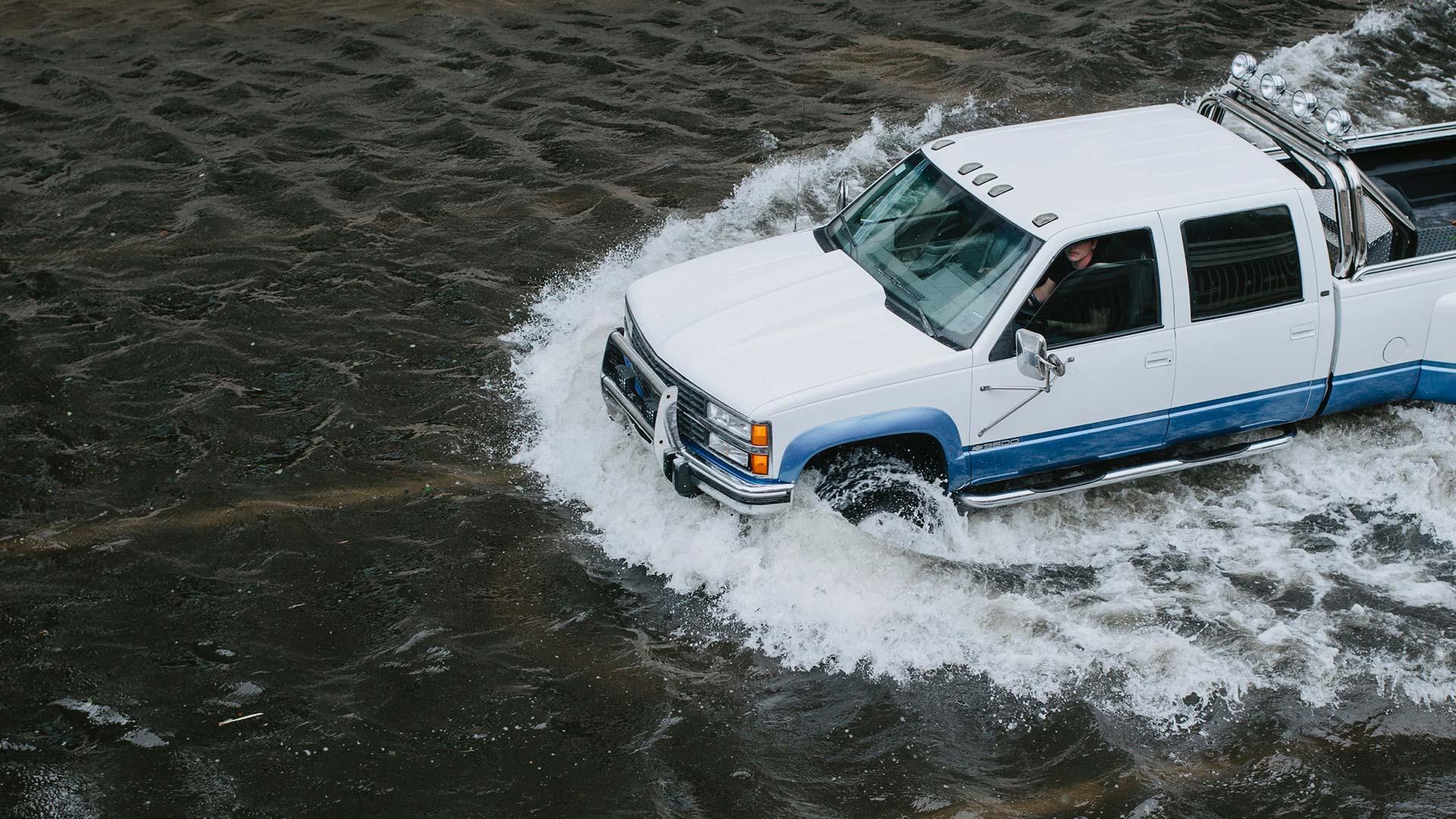Pick-up overstroming dijk Chevrolet Silverado