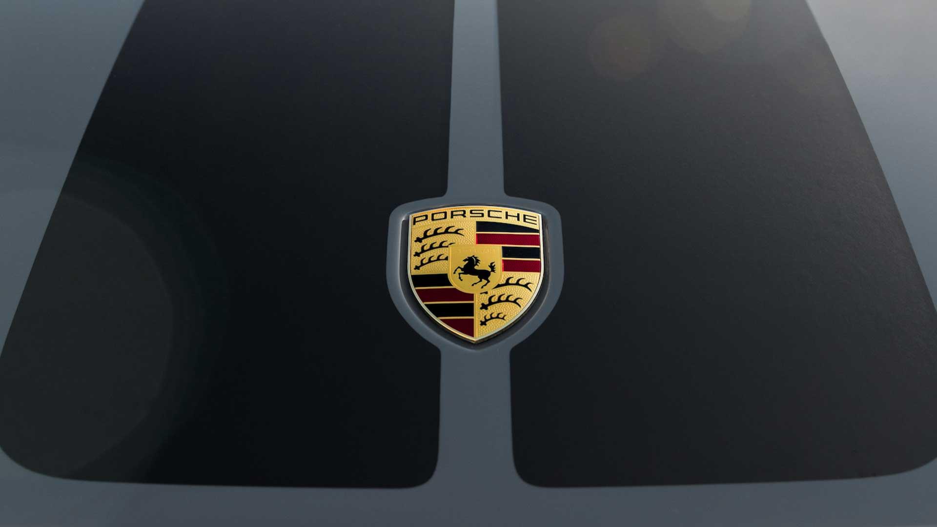 Porsche 911 Carrera 4 GTS motorkap logo