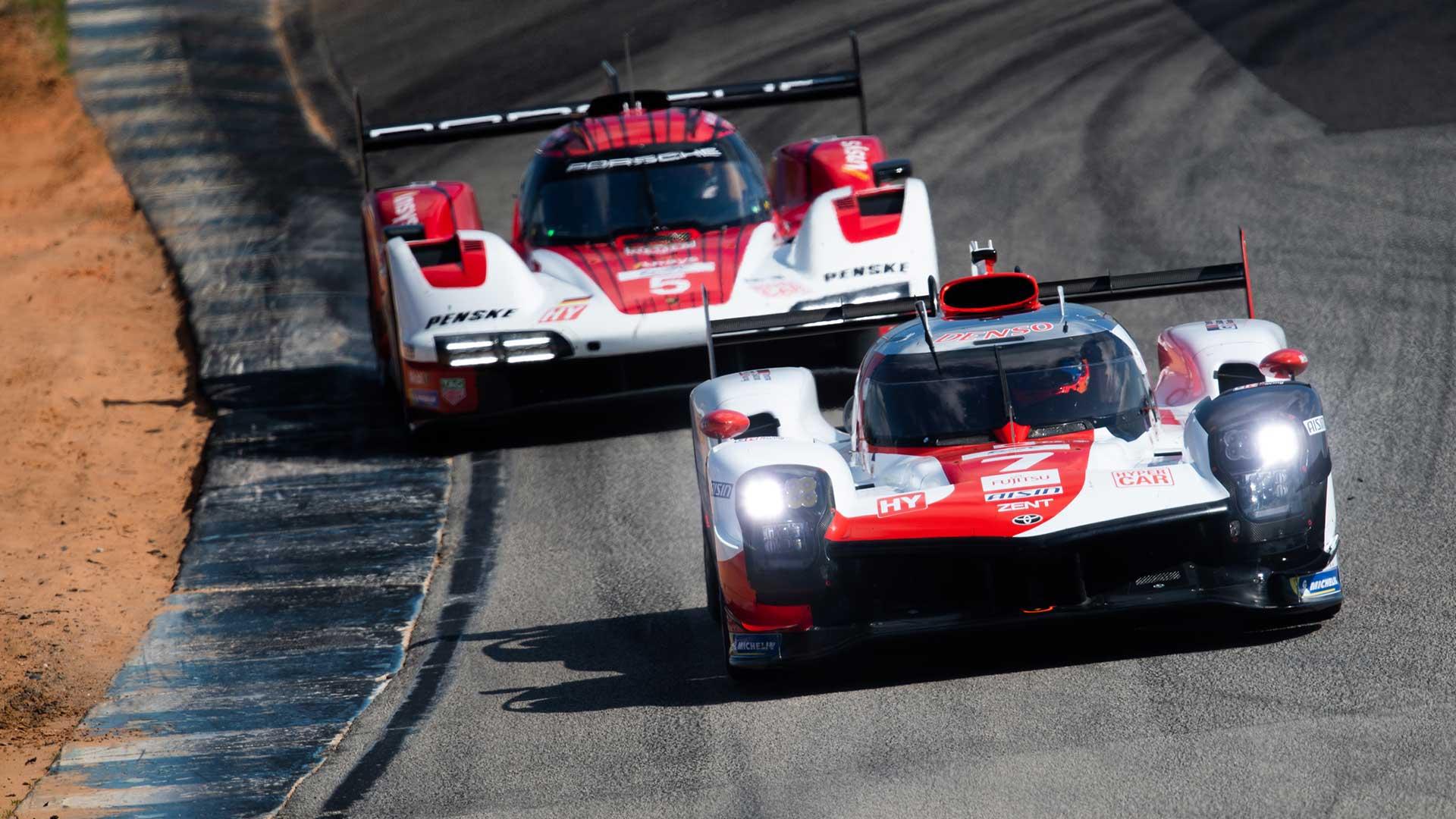 Toyota LMH en Porsche Le Mans racer 963 rijdend voorkant