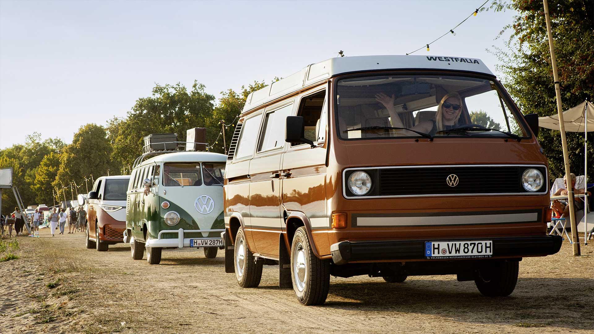 Volkswagen bussen rijdend schuin voor VW Bus Festival
