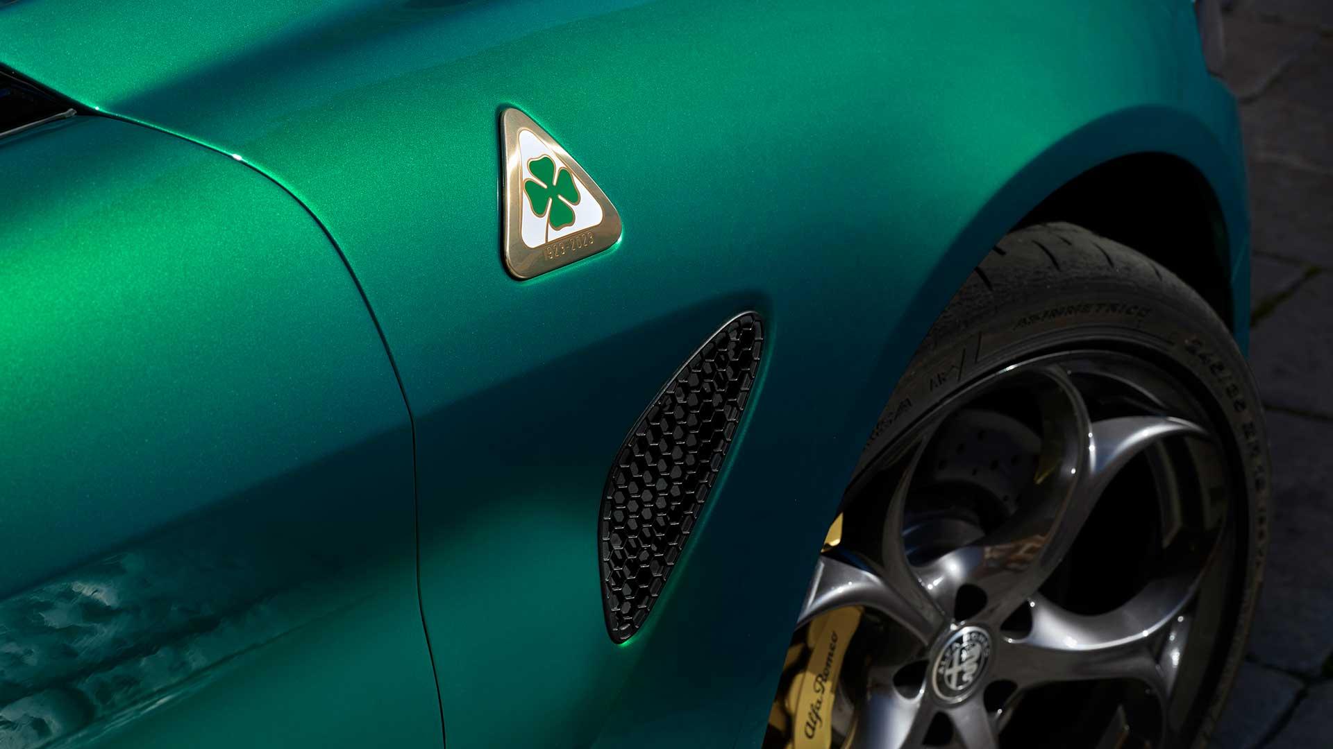 Alfa Romeo Giulia 100 jaar Quadriofoglio badge