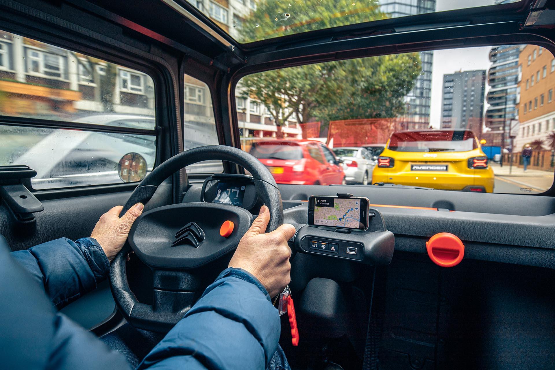 Citroën Ami rijdend vanuit interieur