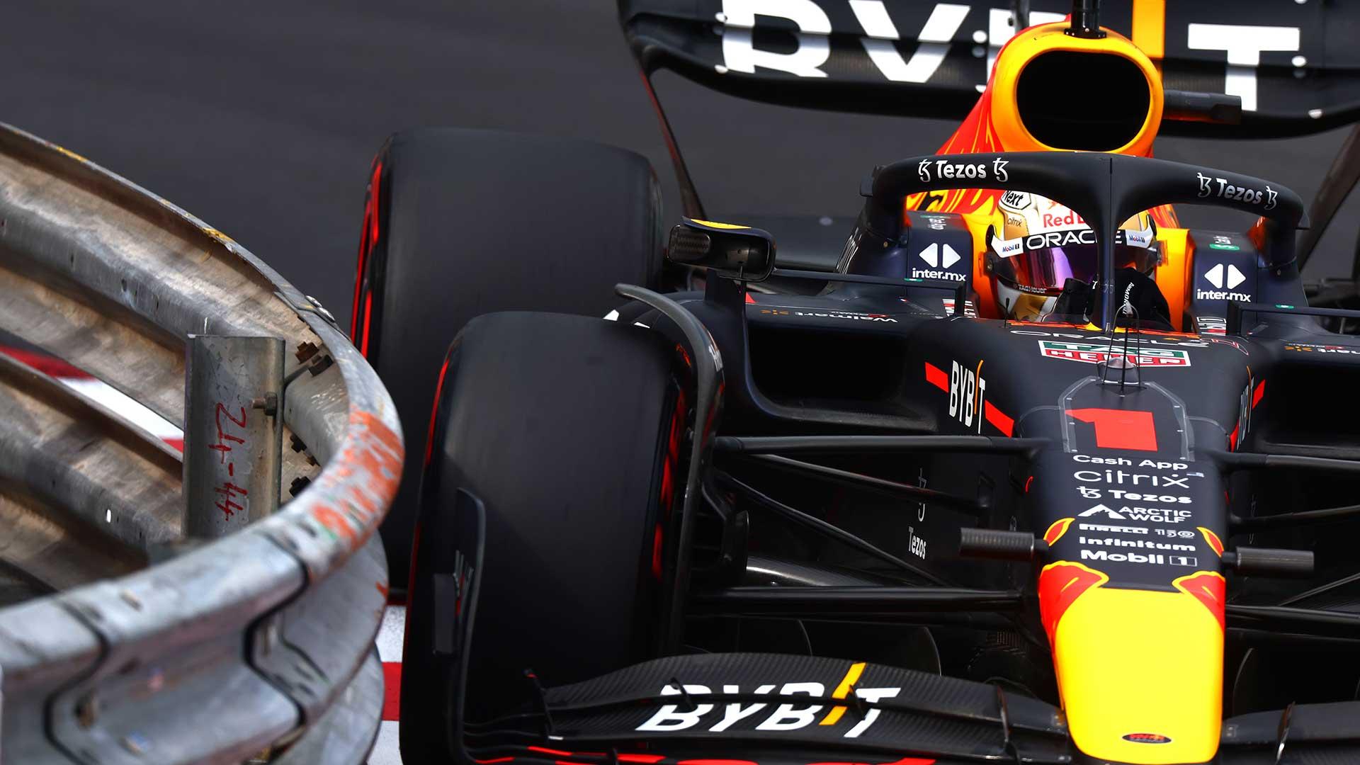 GP van Monaco 2022 Verstappen rijdend vlak naast vangrail
