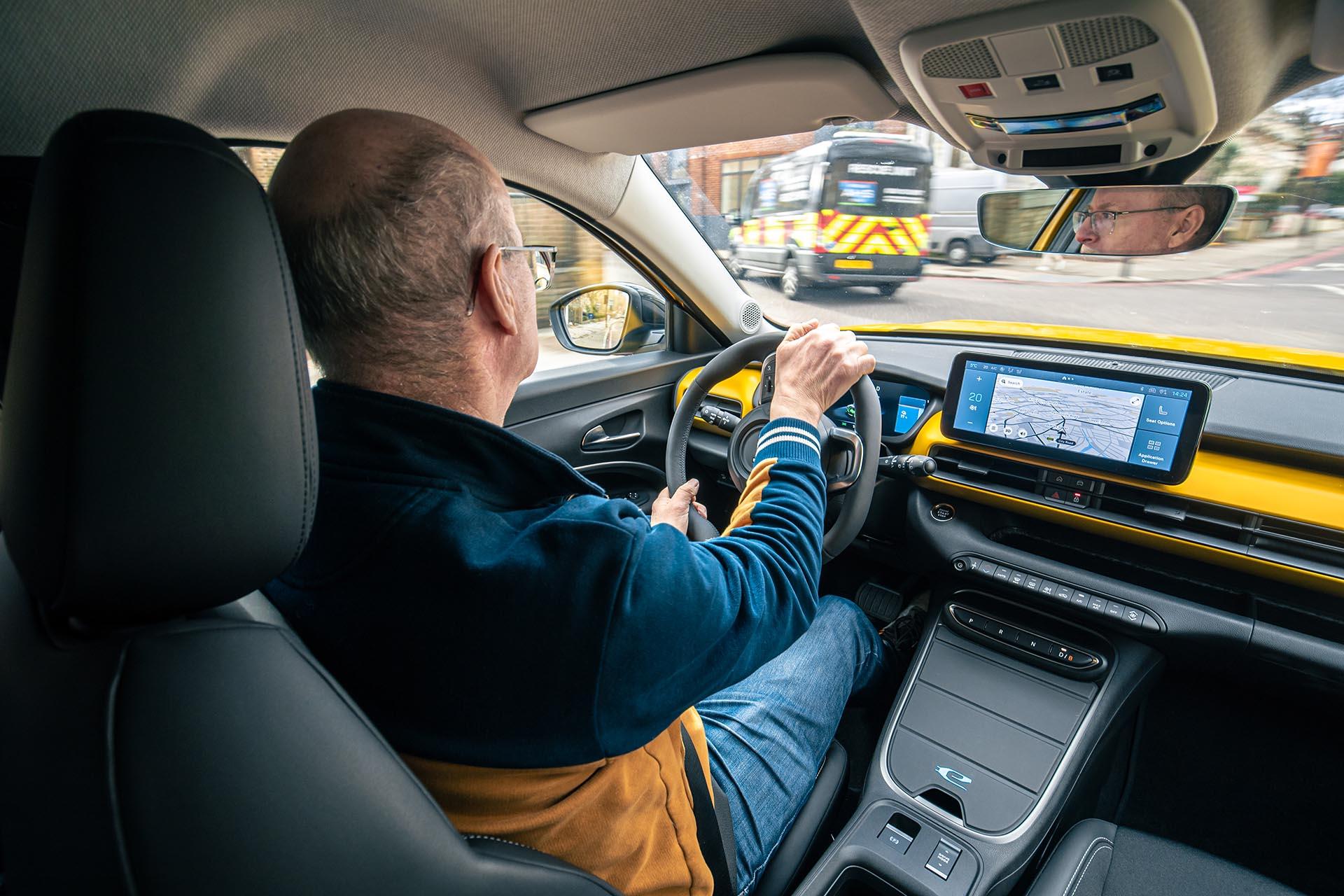 Jeep Avenger rijdend vanuit het interieur