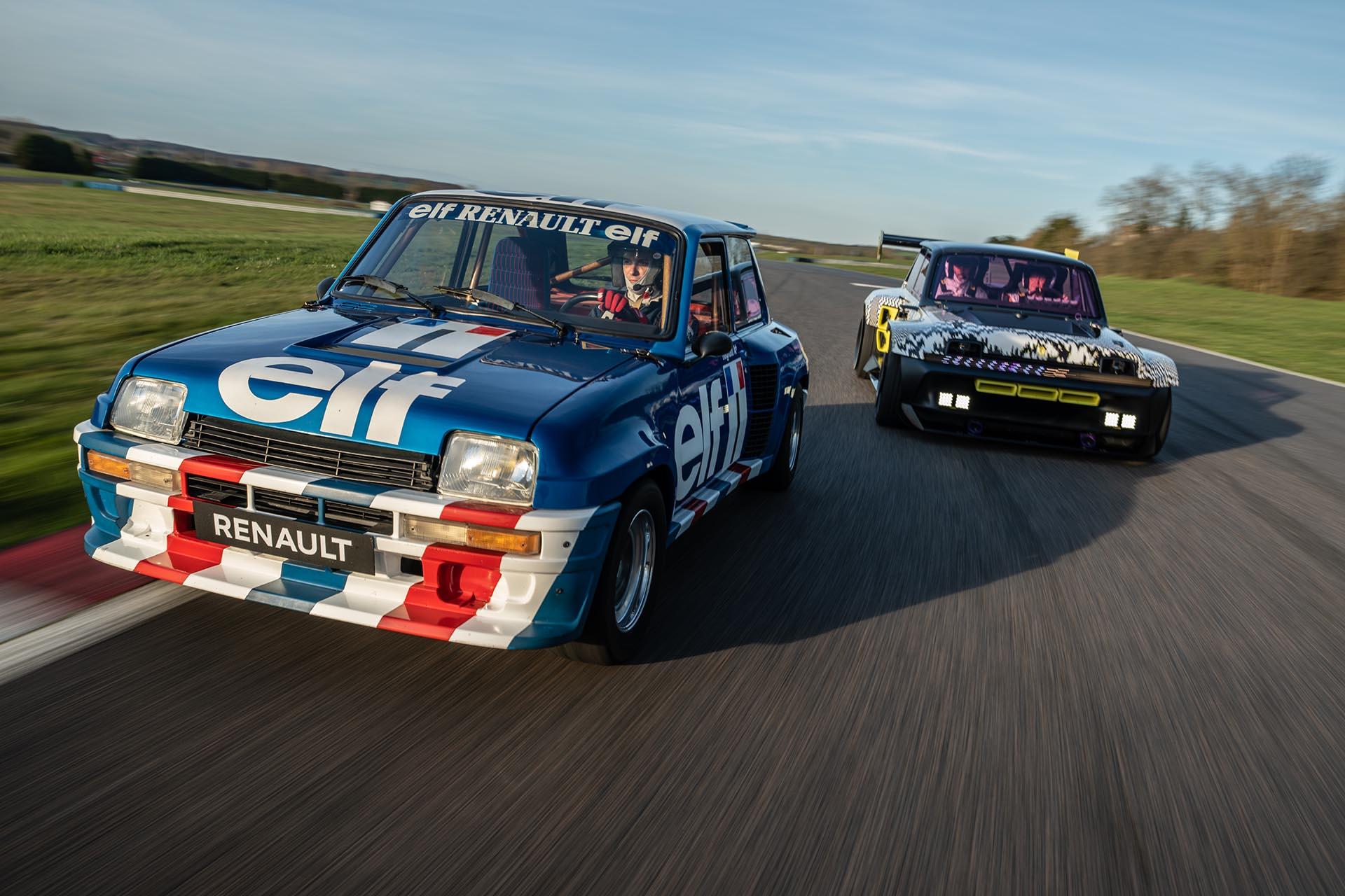 Renault 5 Turbo 3E rijdend voor naast Renault Coupe d' Europe voorkant