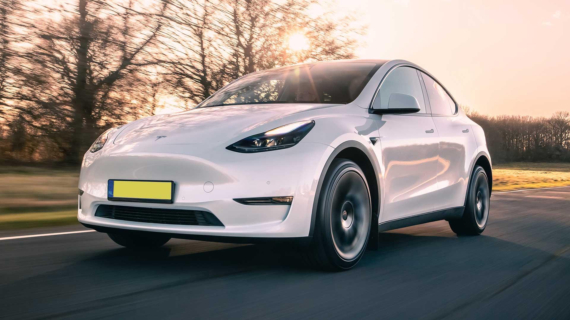 Tesla Model Y rijdend schuin voor Nederlands kenteken
