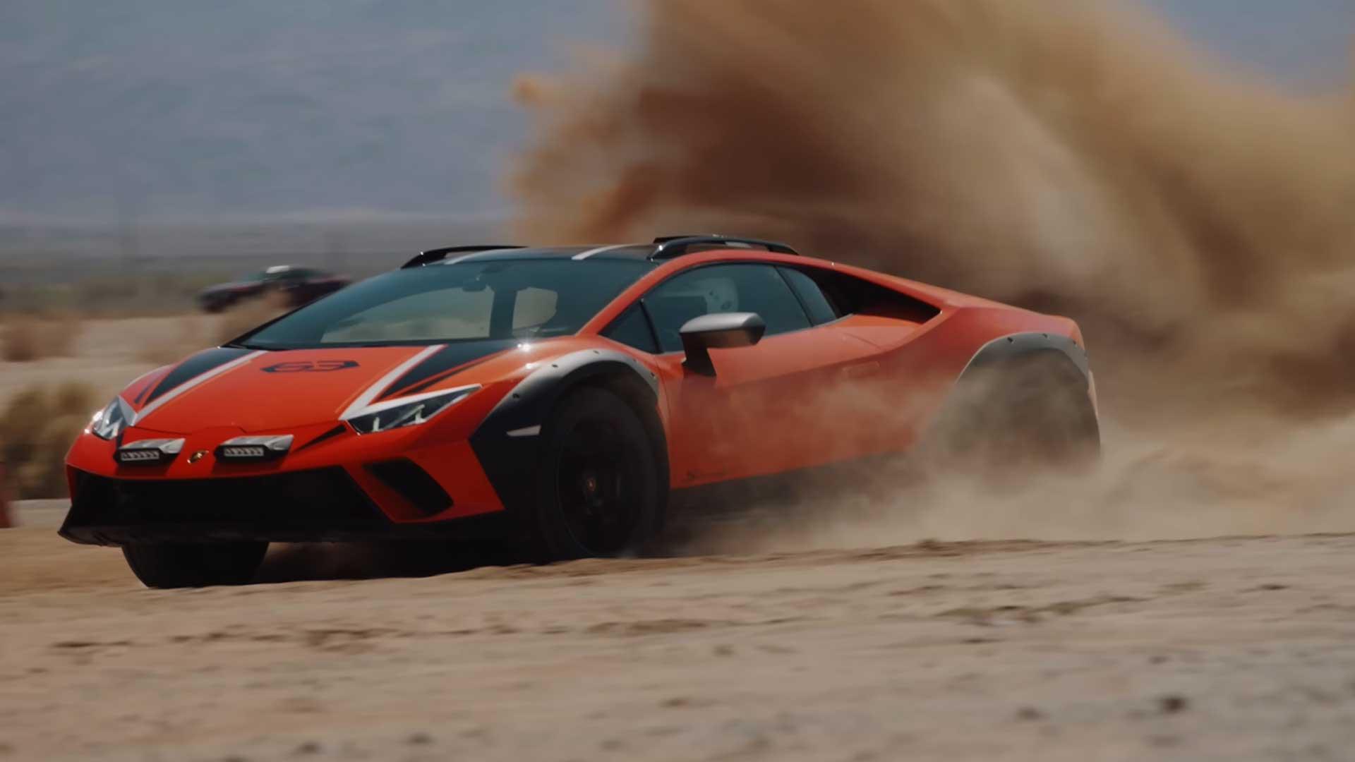 Lamborghini Huracán Sterrato rijdend schuin voor in het zand driftend