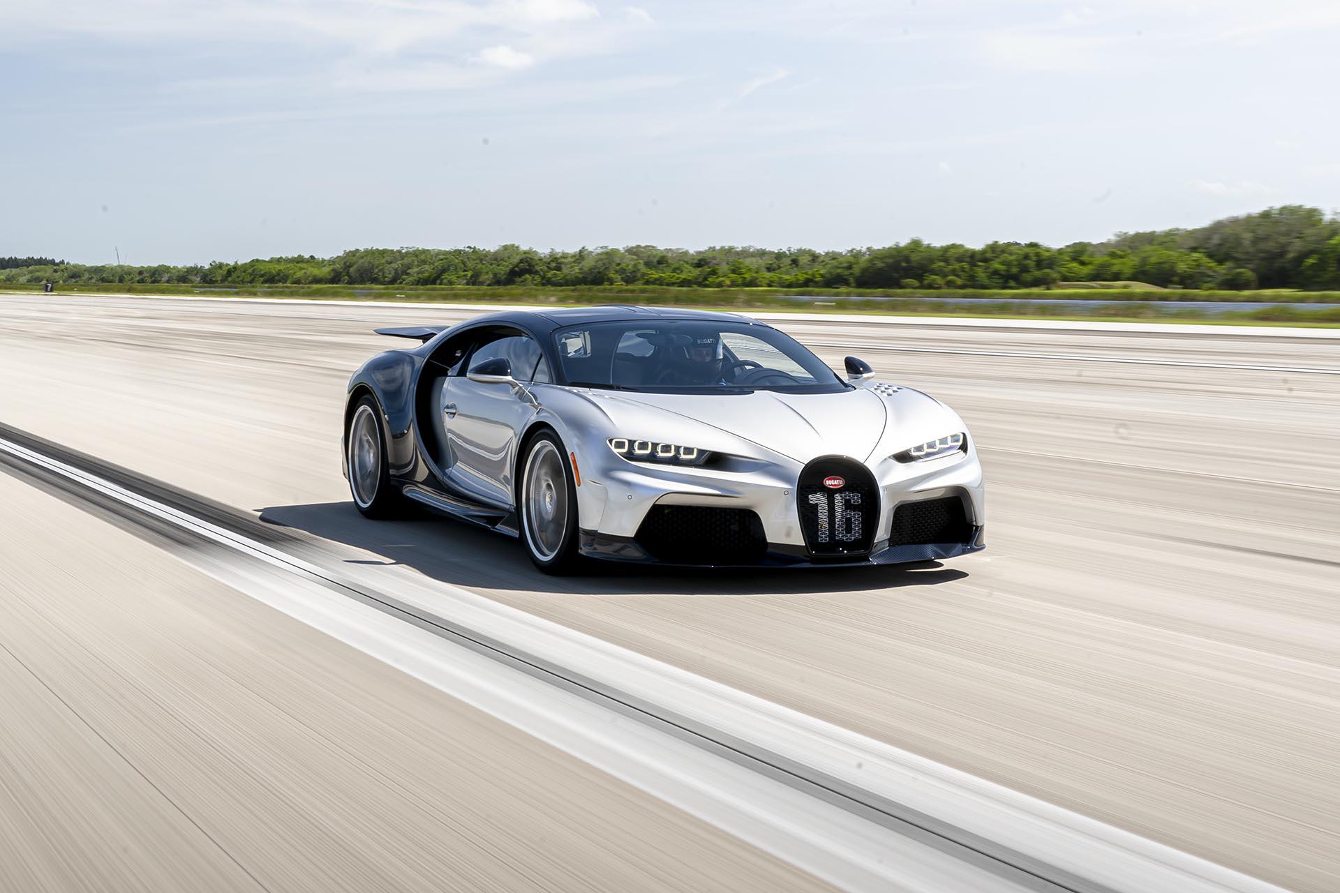Bugatti Chiron Super Sport rijdend schuin voor