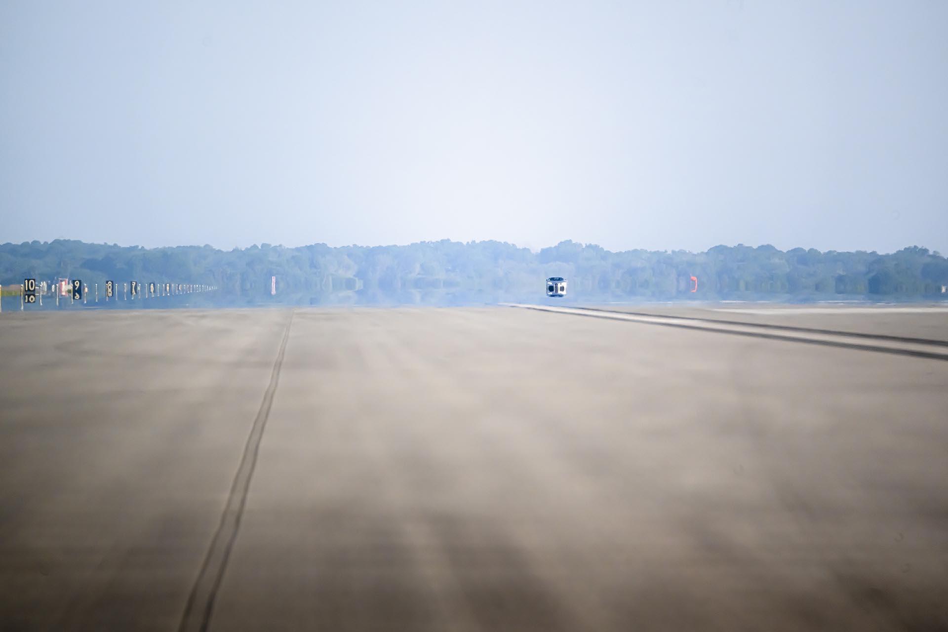 John F Kennedy Space Center landingsbaan Bugatti Chiron Super Sport in de verte