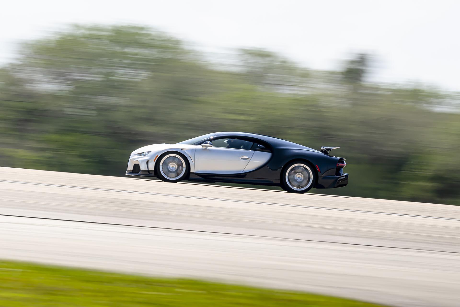Bugatti Chiron Super Sport rijdend op landingsbaan zijkant