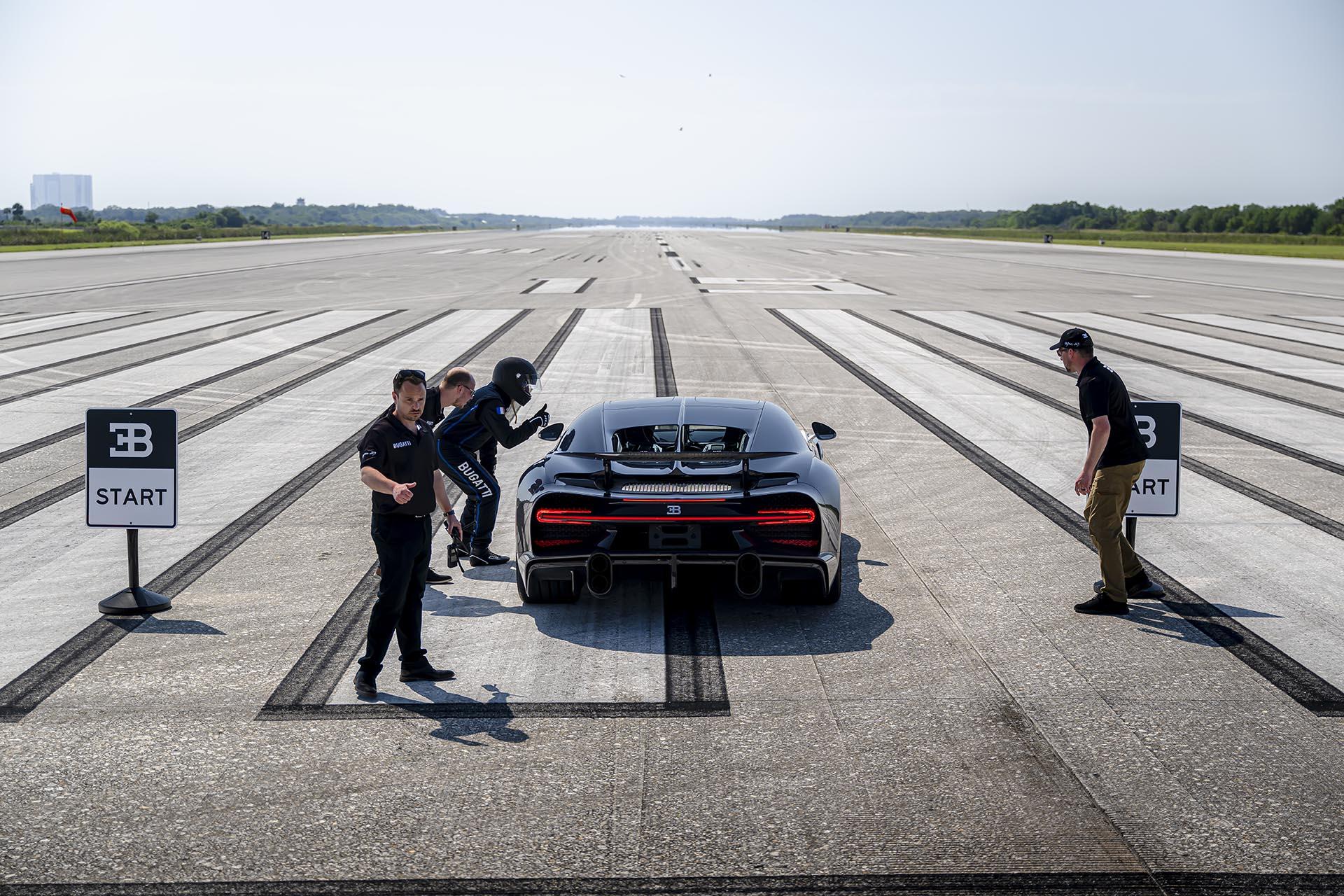 Bugatti Chiron Super Sport achter landingsbaan