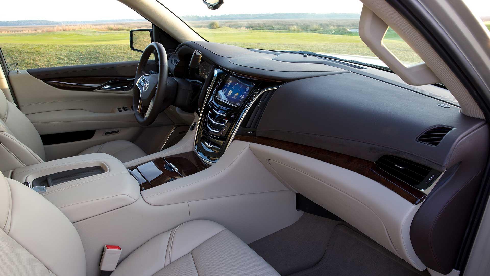 Cadillac Escalade (2015) interieur zijkant vanuit bijrijder