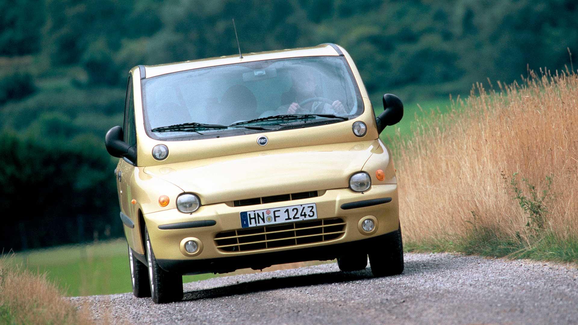 Fiat Multipla (2004) geel rijdend voorkant