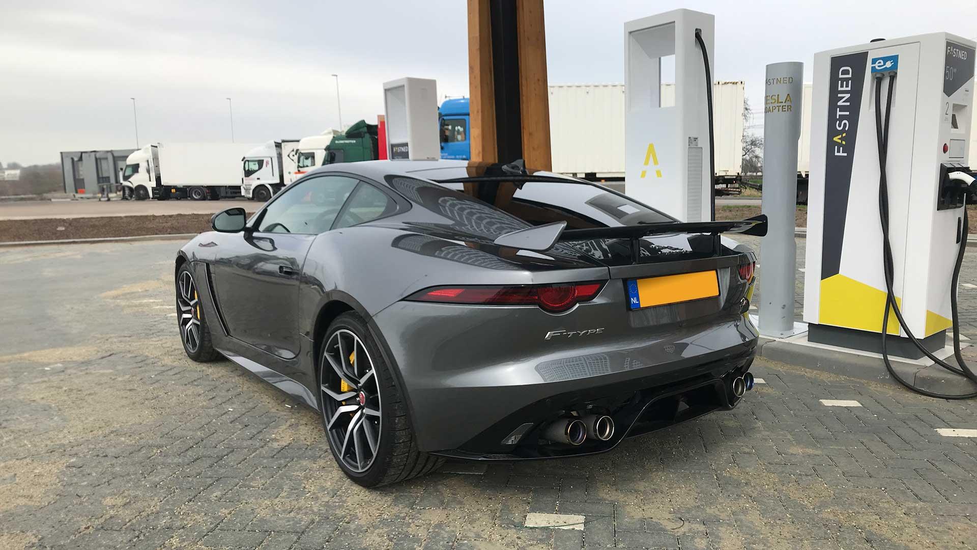 Jaguar F-Type SVR bij Fastned laadpaal