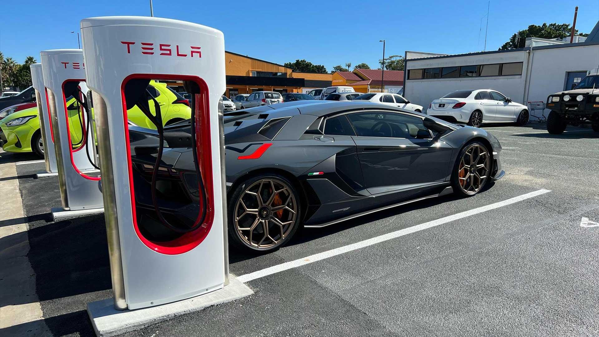 Lamborghini Aventador SVJ parkeert bij Tesla Supercharger oplader