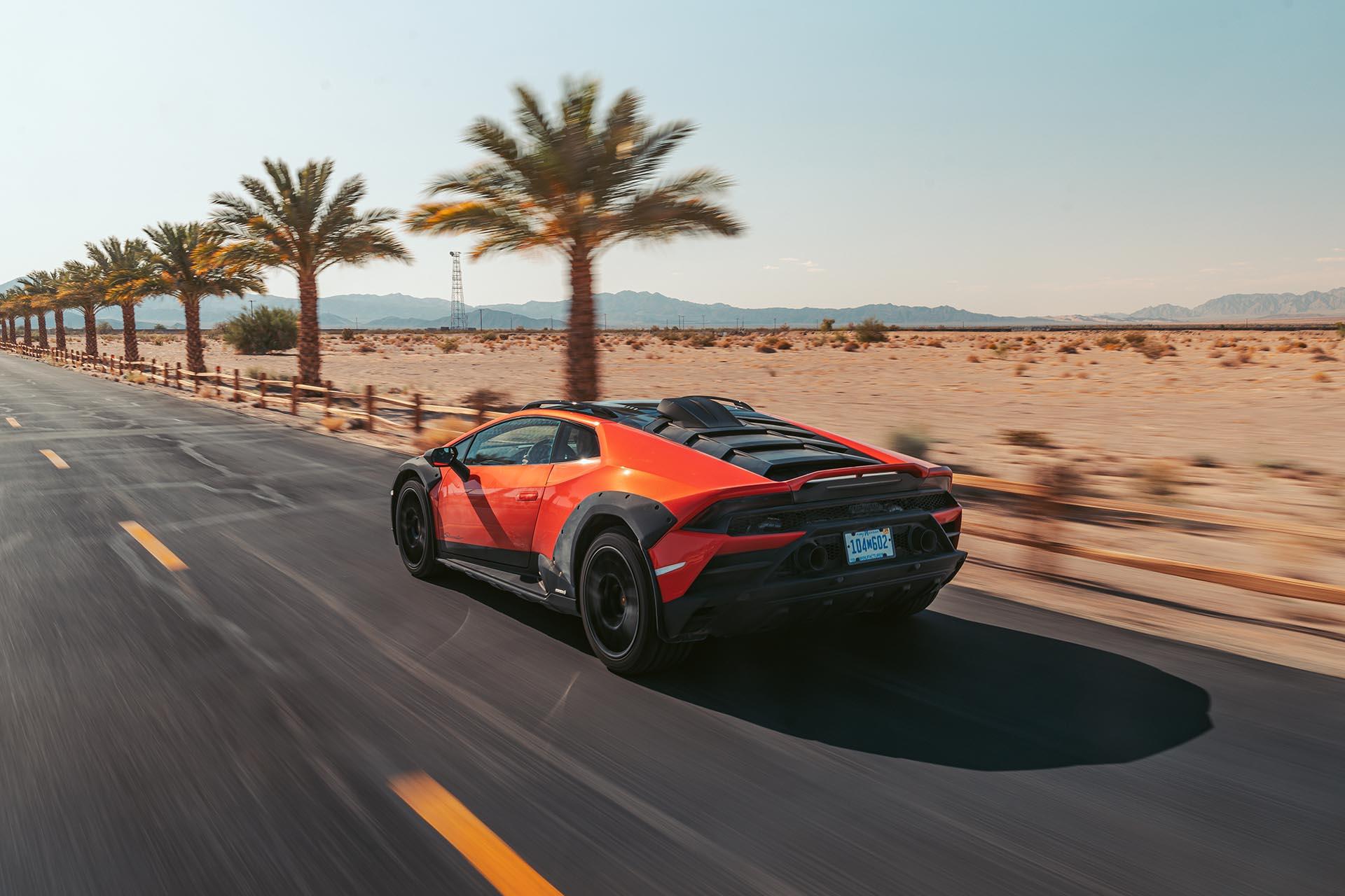 Lamborghini Huracán Sterrato op de weg naast de woestijn (roadtrip)