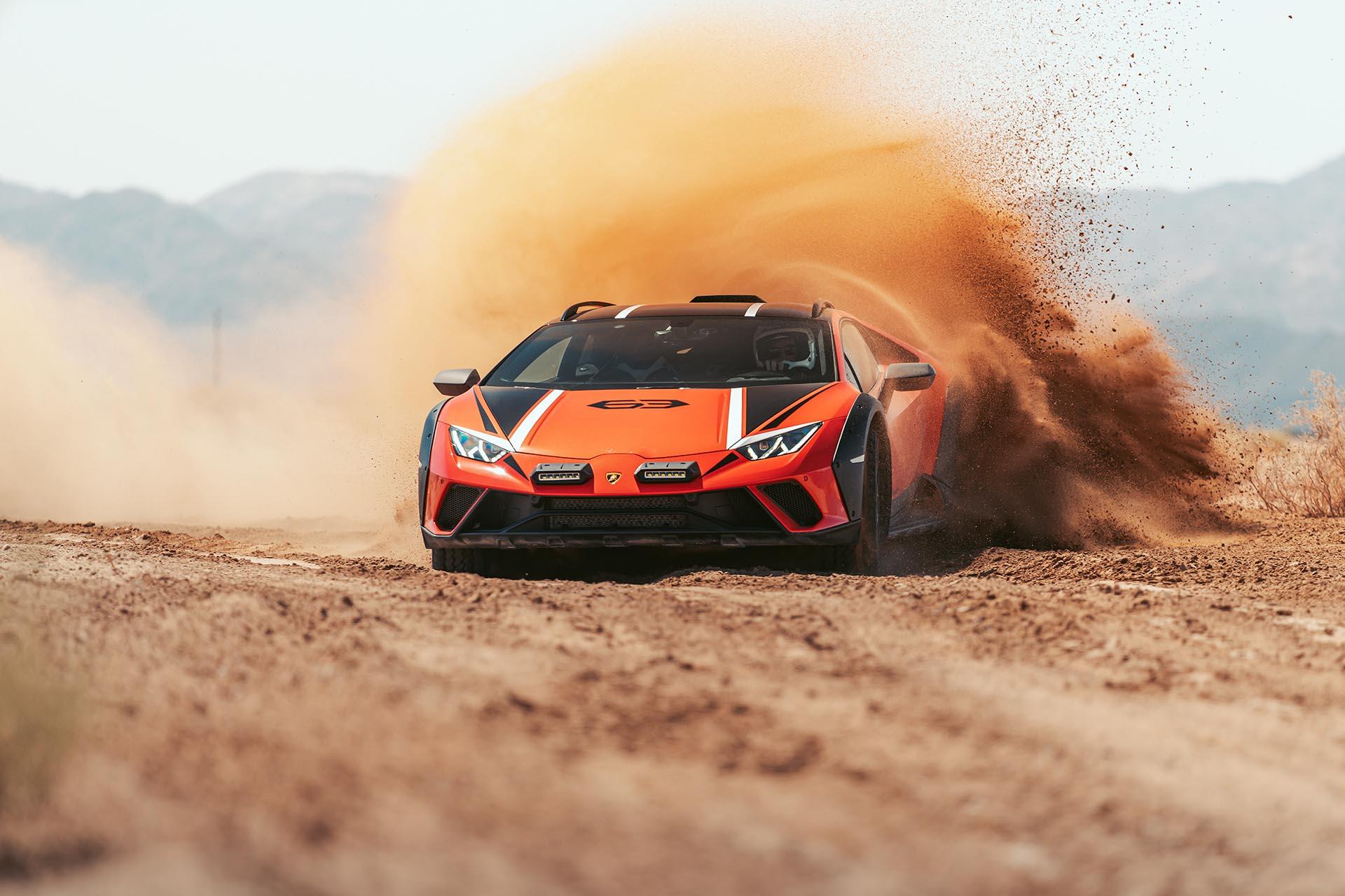 Lamborghini Huracán Sterrato in de woestijn (met stofwolken)
