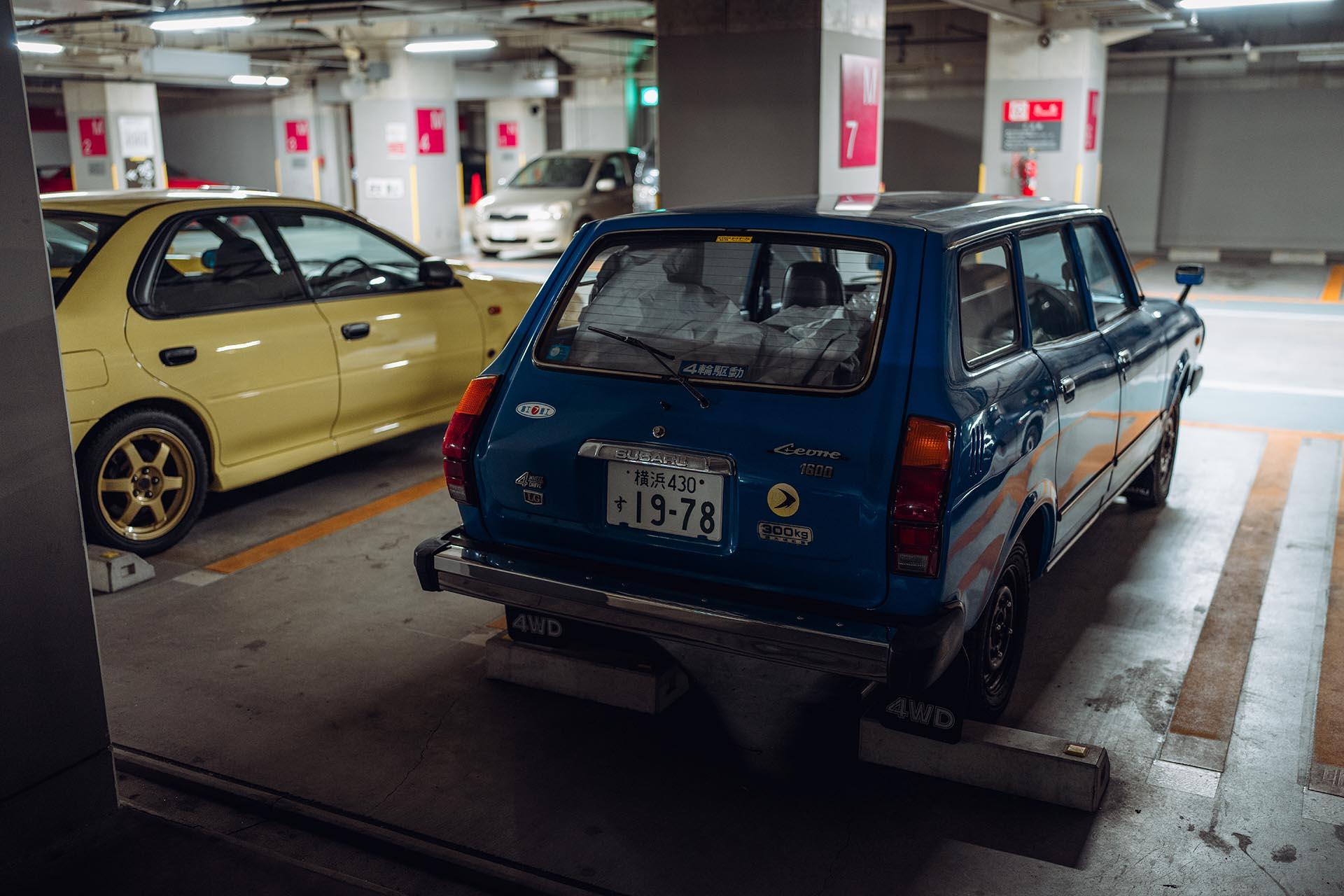 Retro Subaru collectie parkeergarage Subaru Leone schuin achter