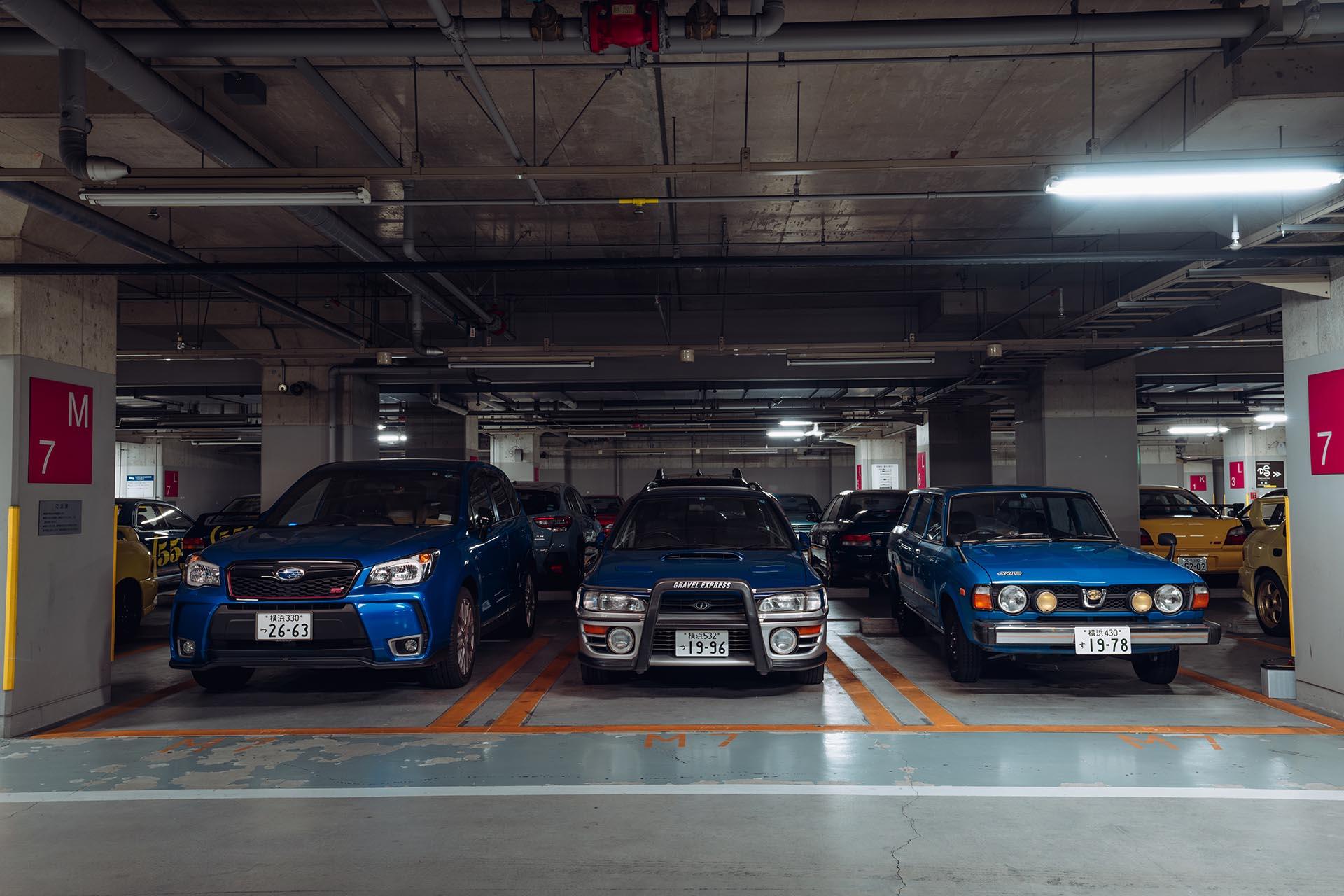 Retro Subaru collectie parkeergarage voorkant