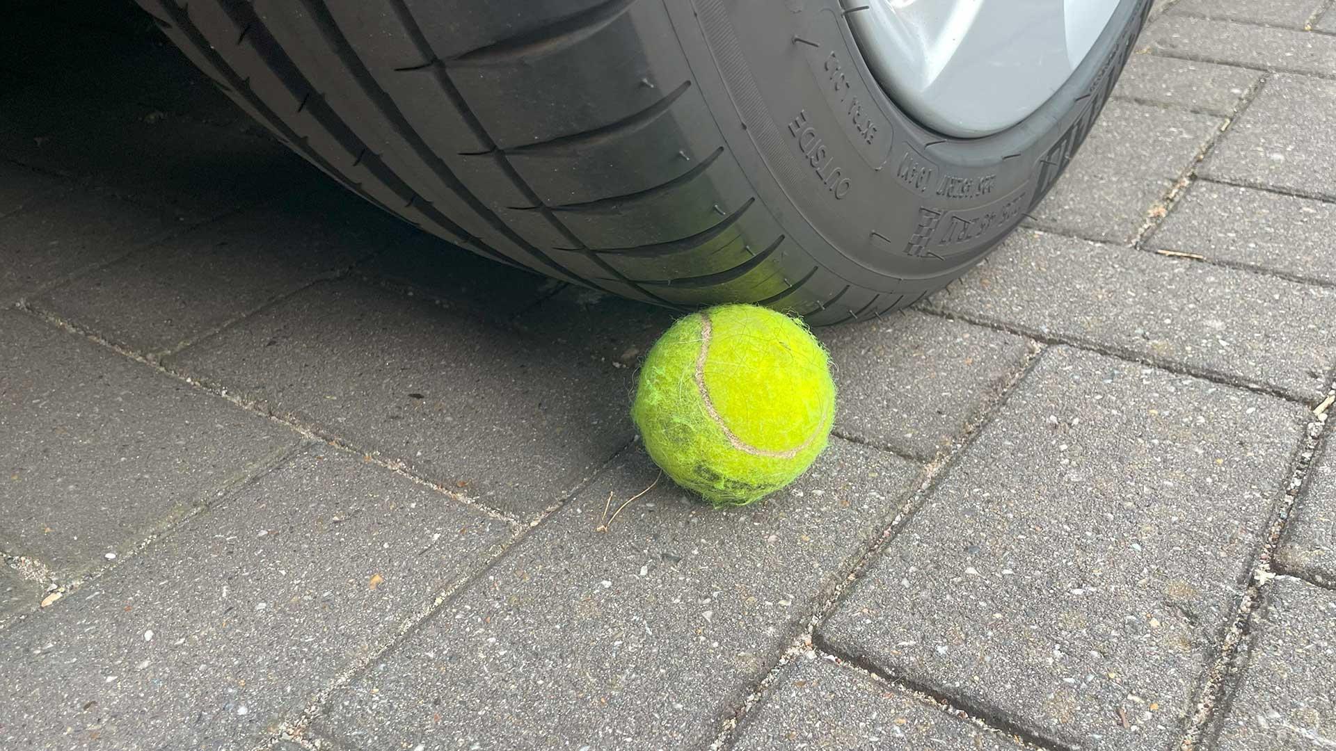 Waarom het handig is om een tennisbal mee te nemen als je de auto gaat wassen