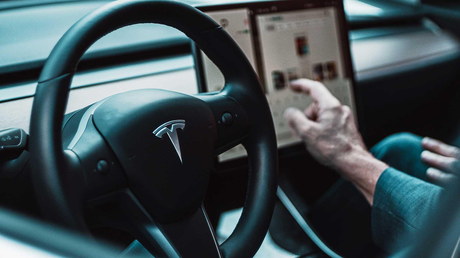 Tesla stuur middenscherm (Unsplash)
