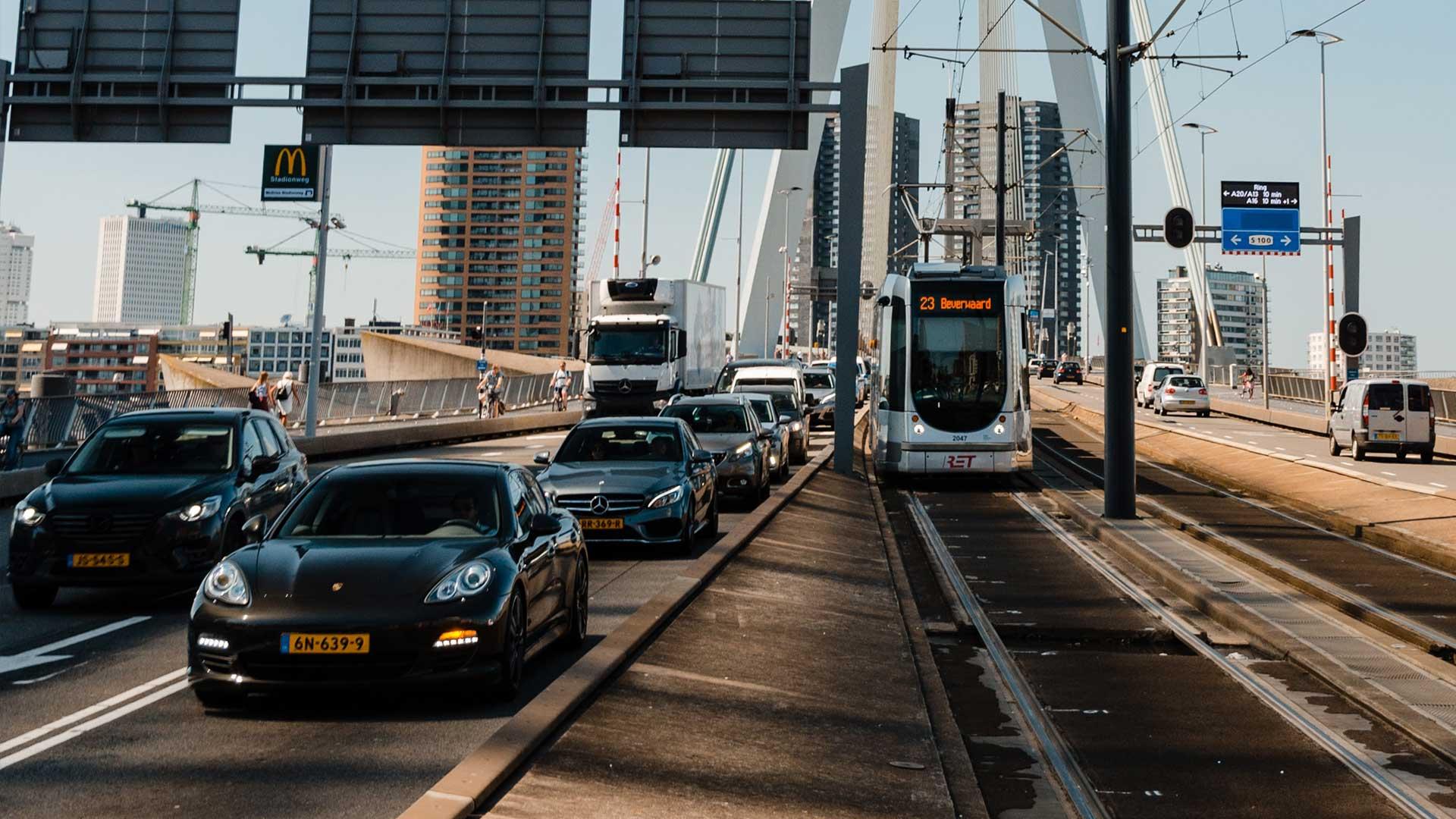 Verkeer in Nederland op een brug (Unsplash)