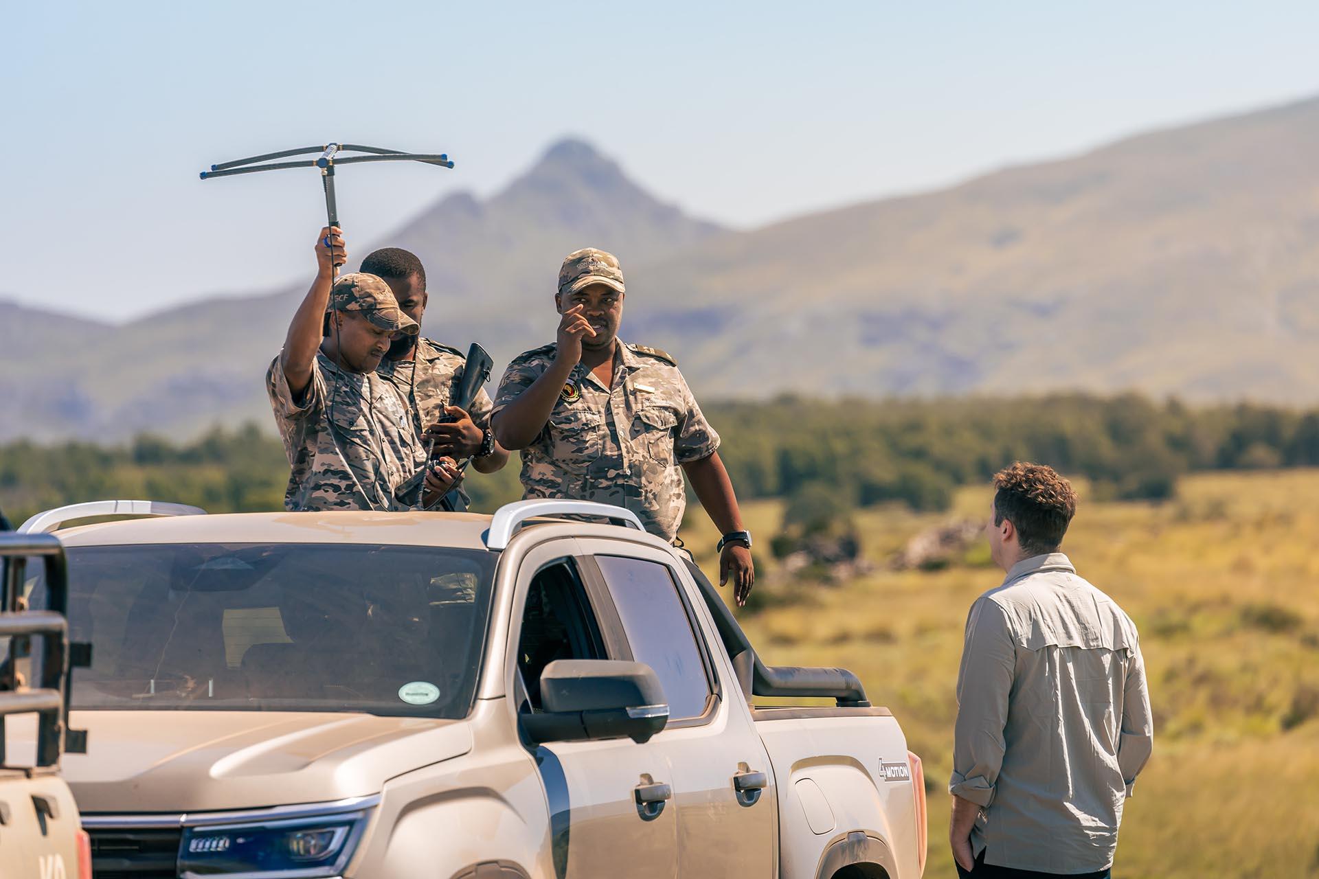 Volkswagen Amarok in Afrika mannen in laadbak