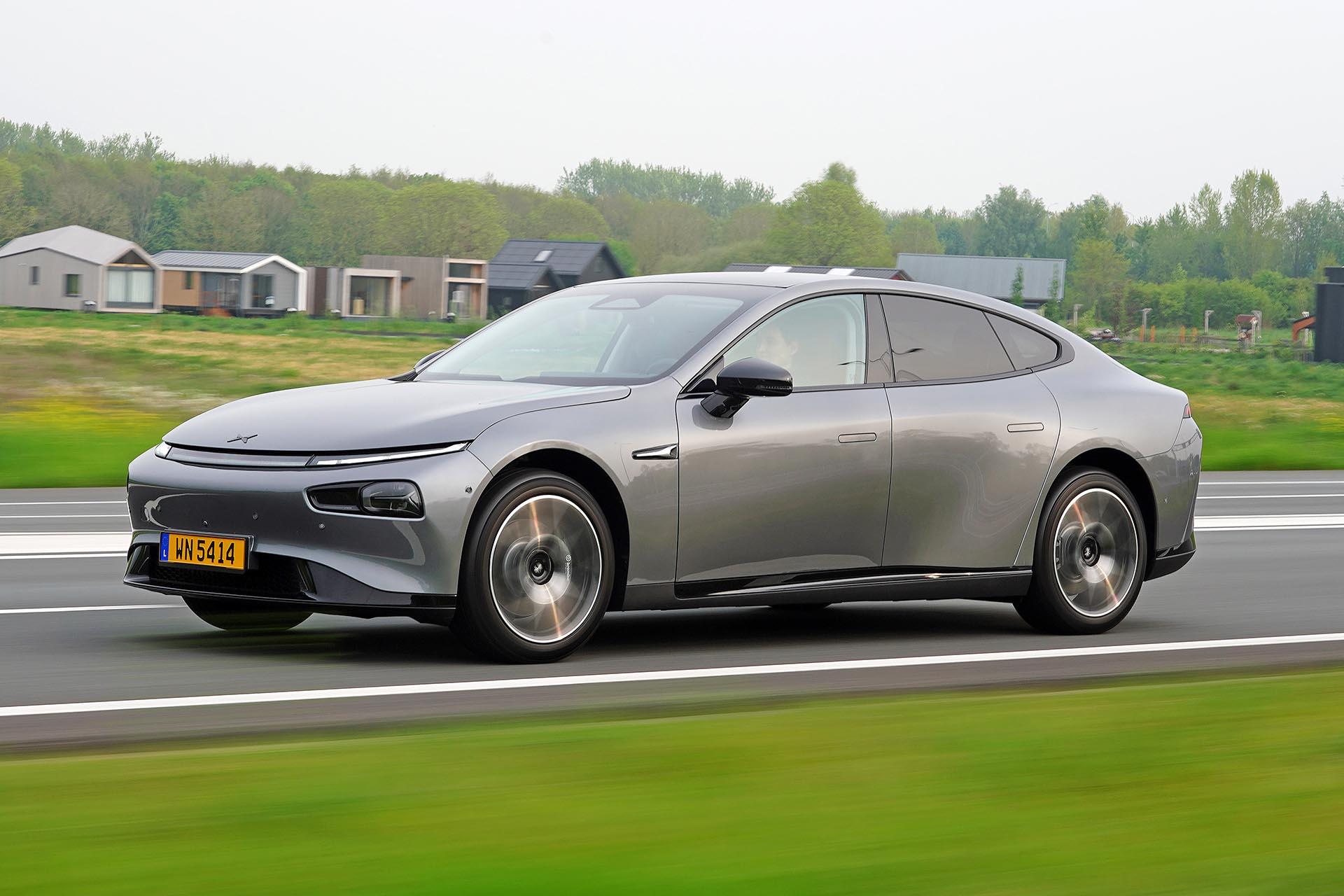 Xpeng P7 AWD Performance (2023) rijdend zijkant