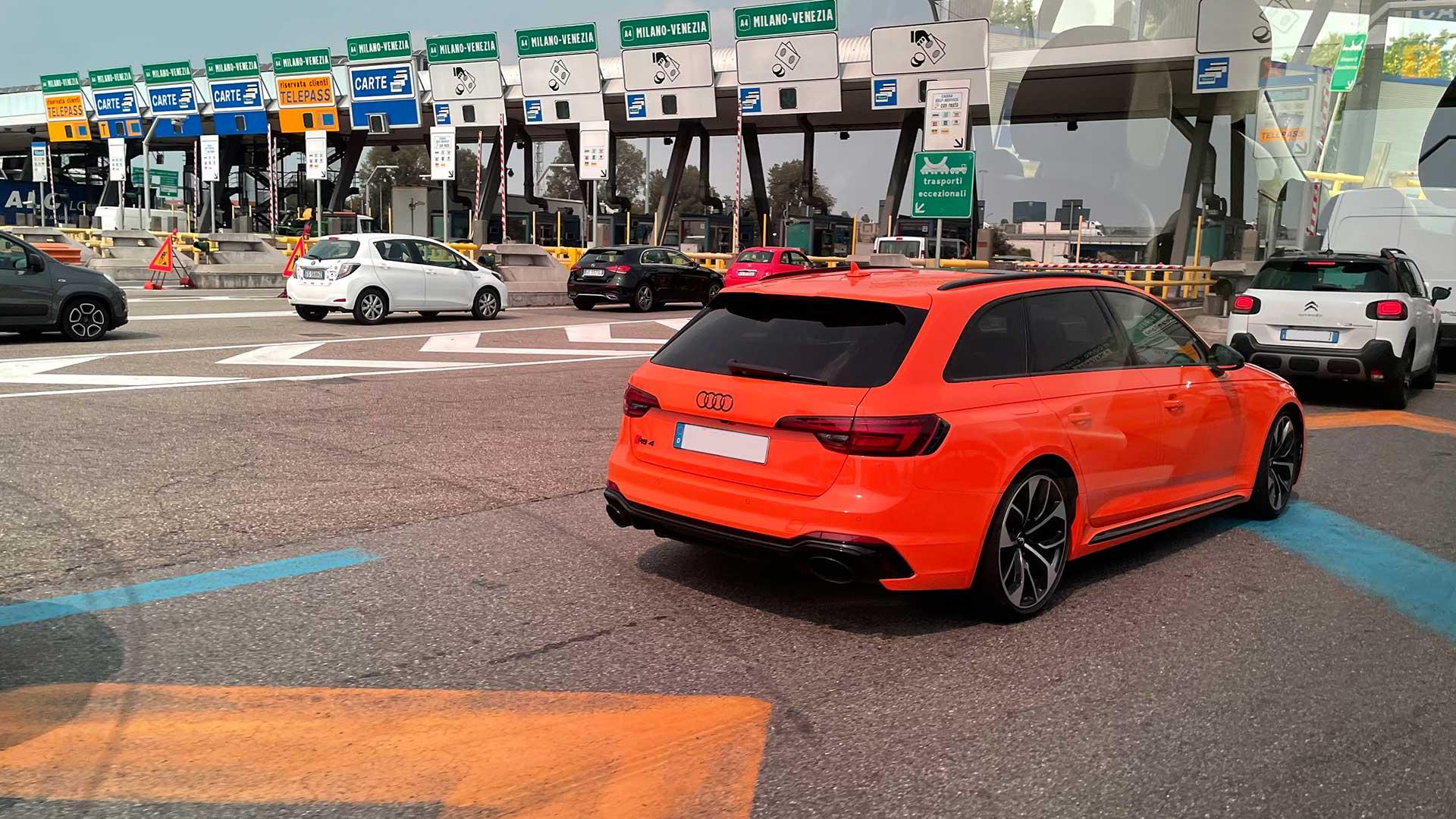 Snelweg in Italië met tolpoort (tolweg) en Audi RS4