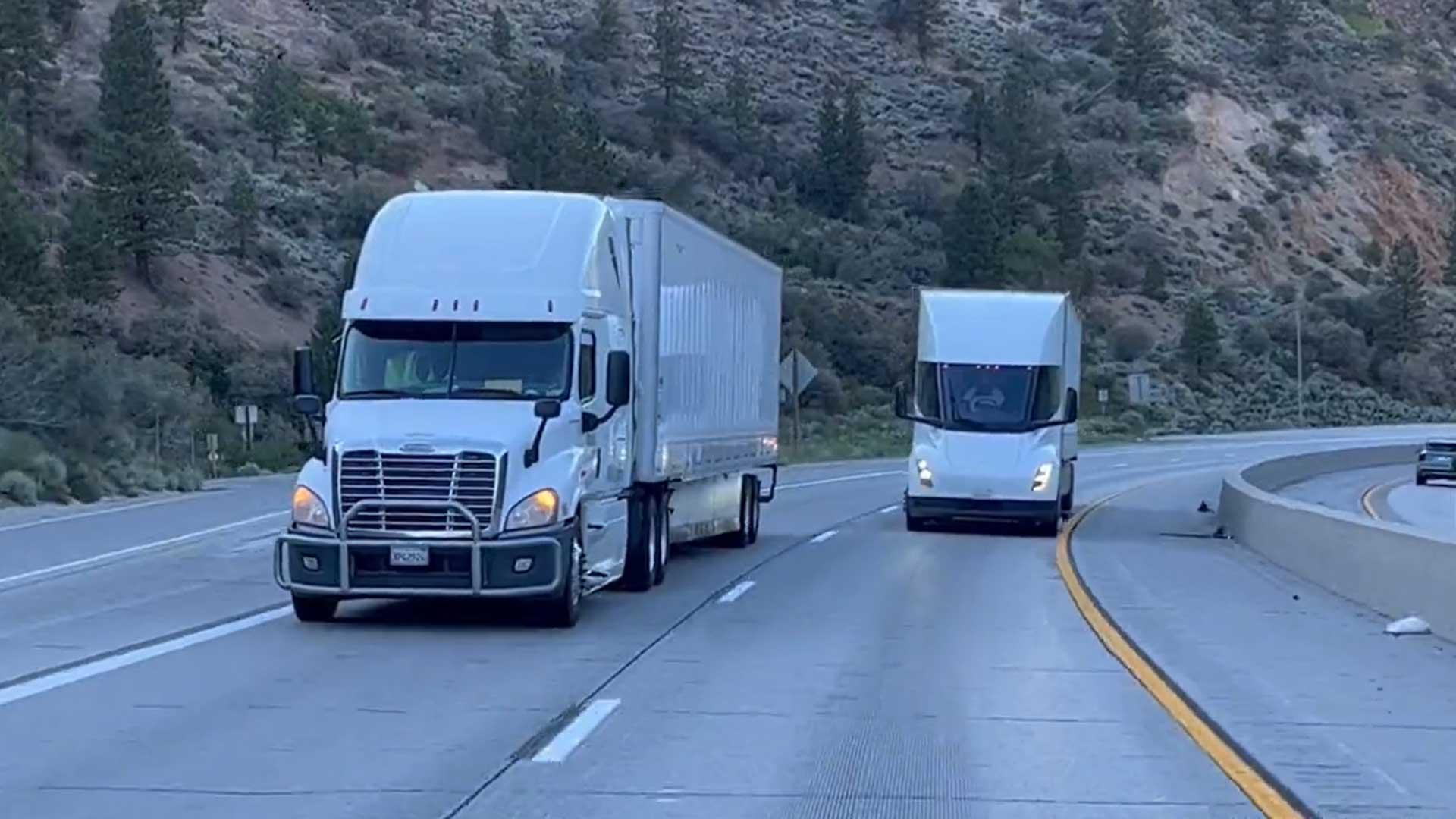 Tesla Semi raast dieselvrachtwagens met grootste gemak voorbij in de bergen