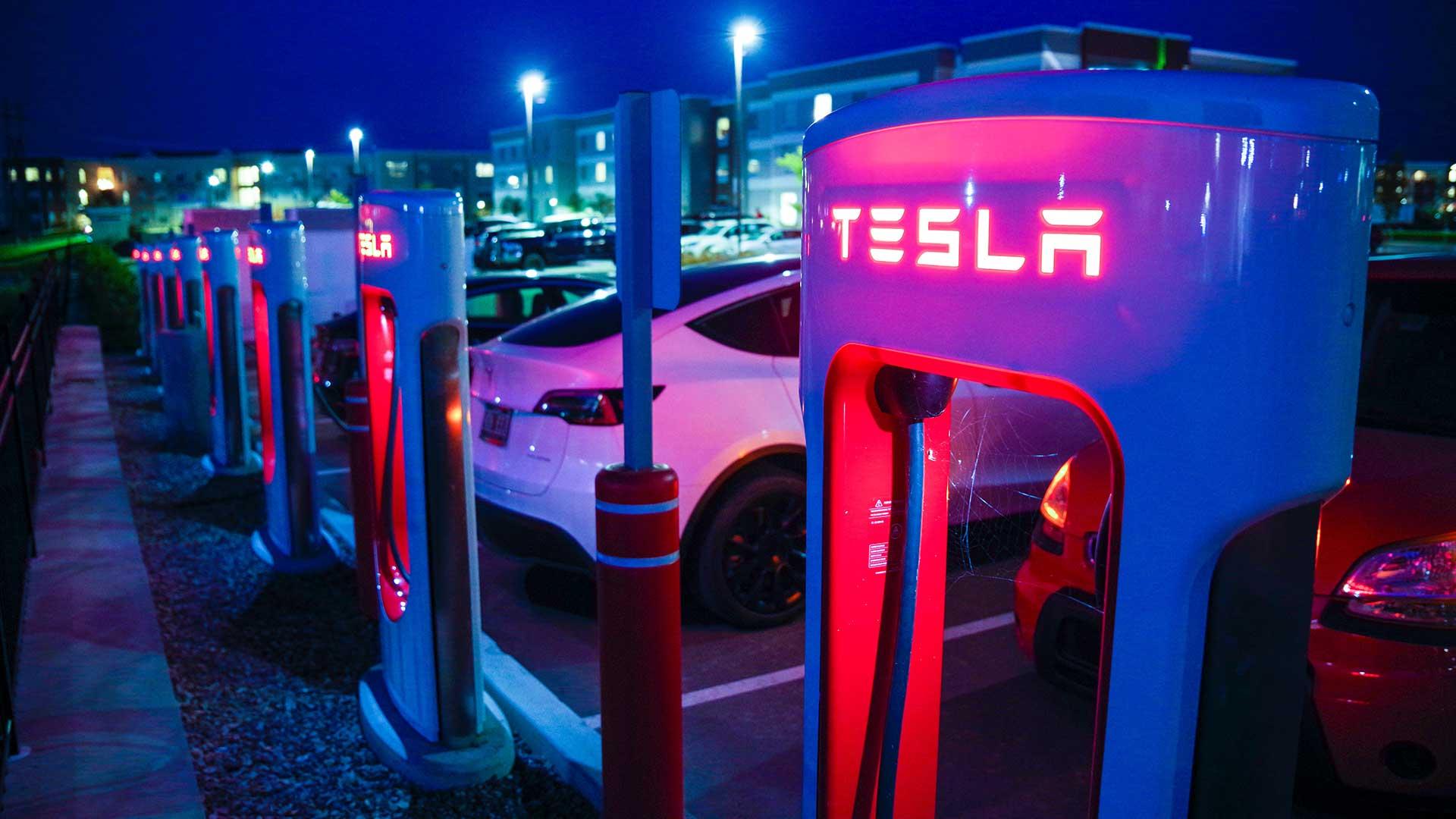 Tesla oplader supercharger avond