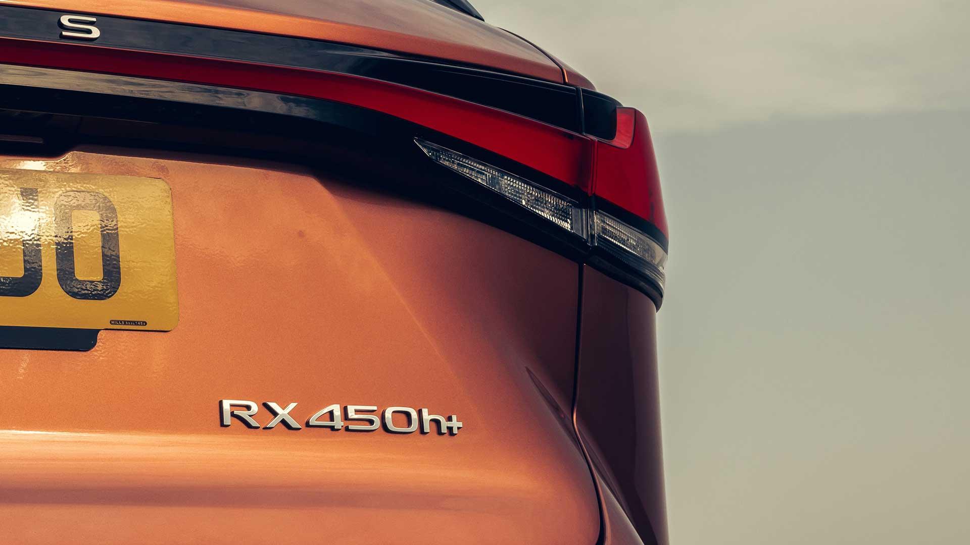 Lexus RX 450h+ (2023) badge en achterlicht