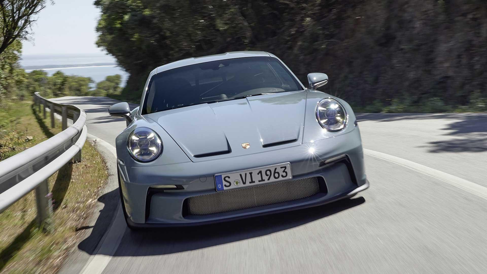 Porsche 911 S/T (2023) rijdend voorkant
