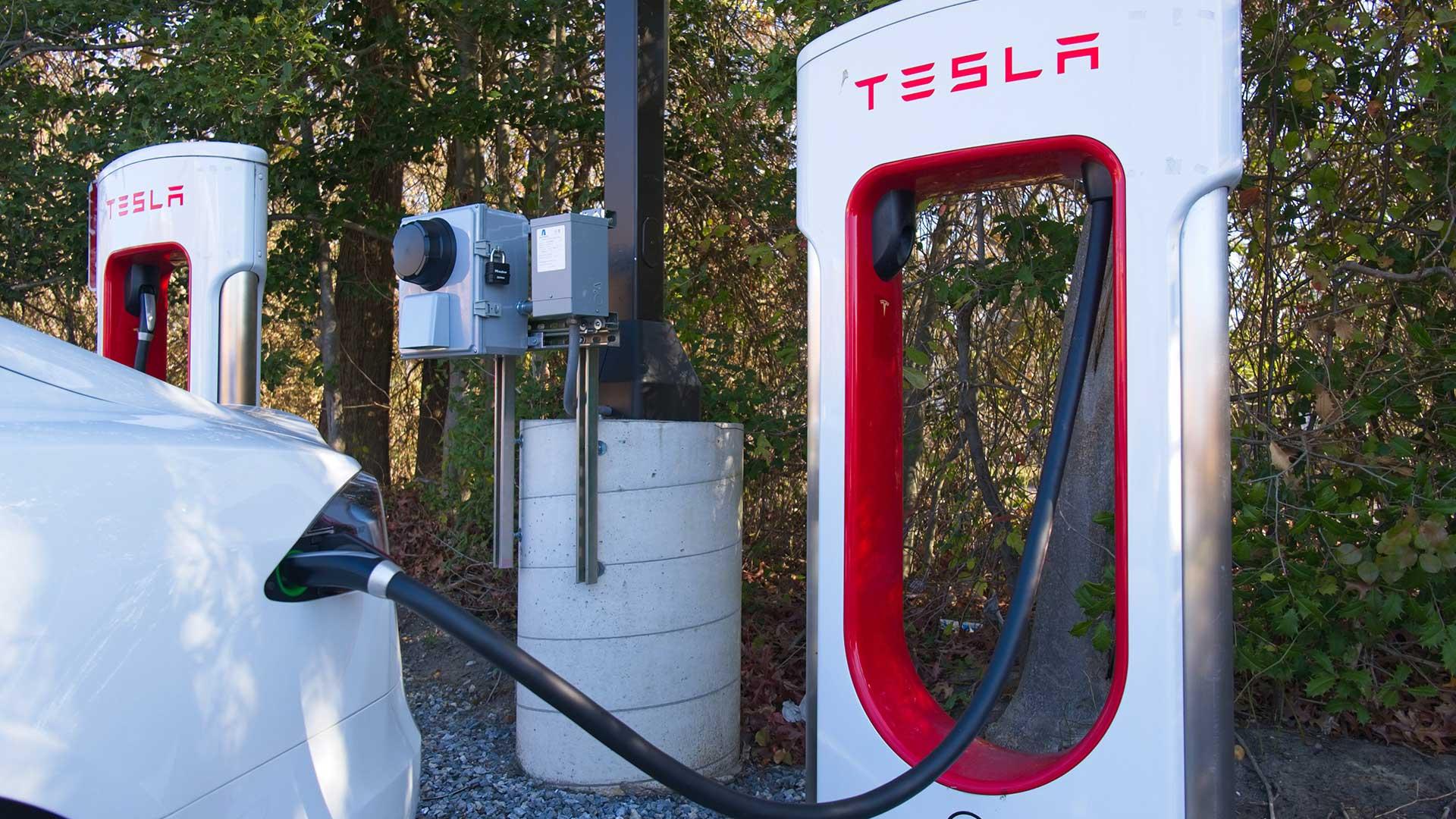 Tesla Supercharger met Model S aan het laden