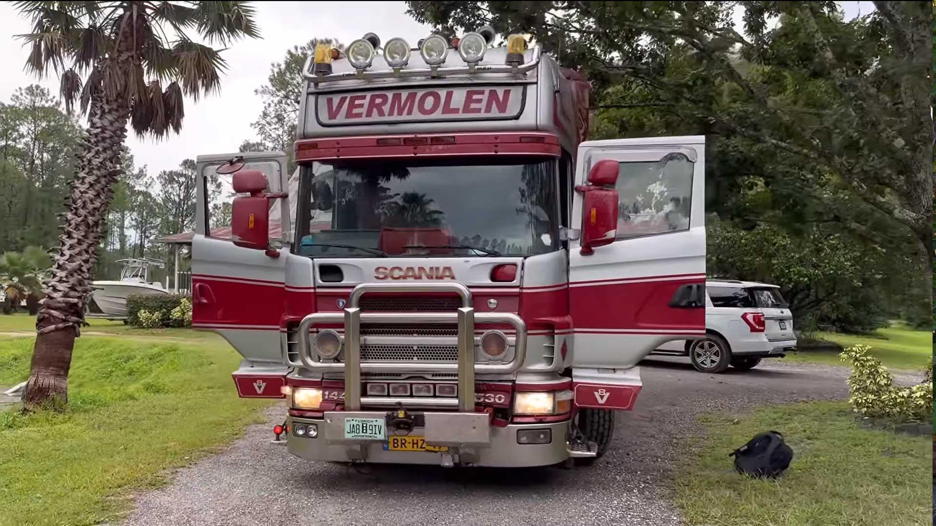 Vrachtwagen Scania V8 Nederlands kenteken in Amerika