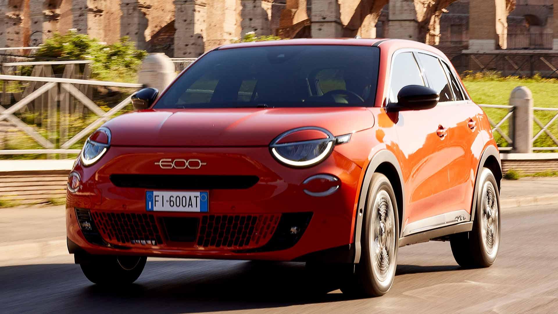 Fiat 600e La Prima rijdend schuin voor