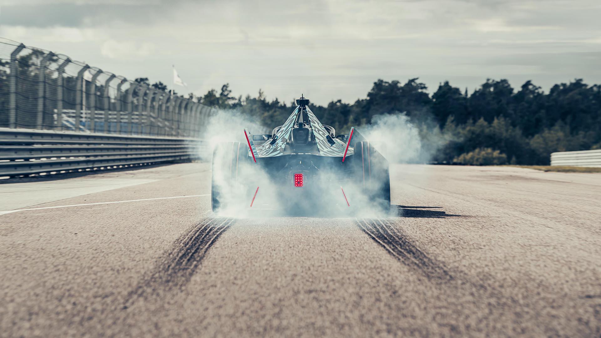 Formule E Genbeta raceauto rijdend achter burnout