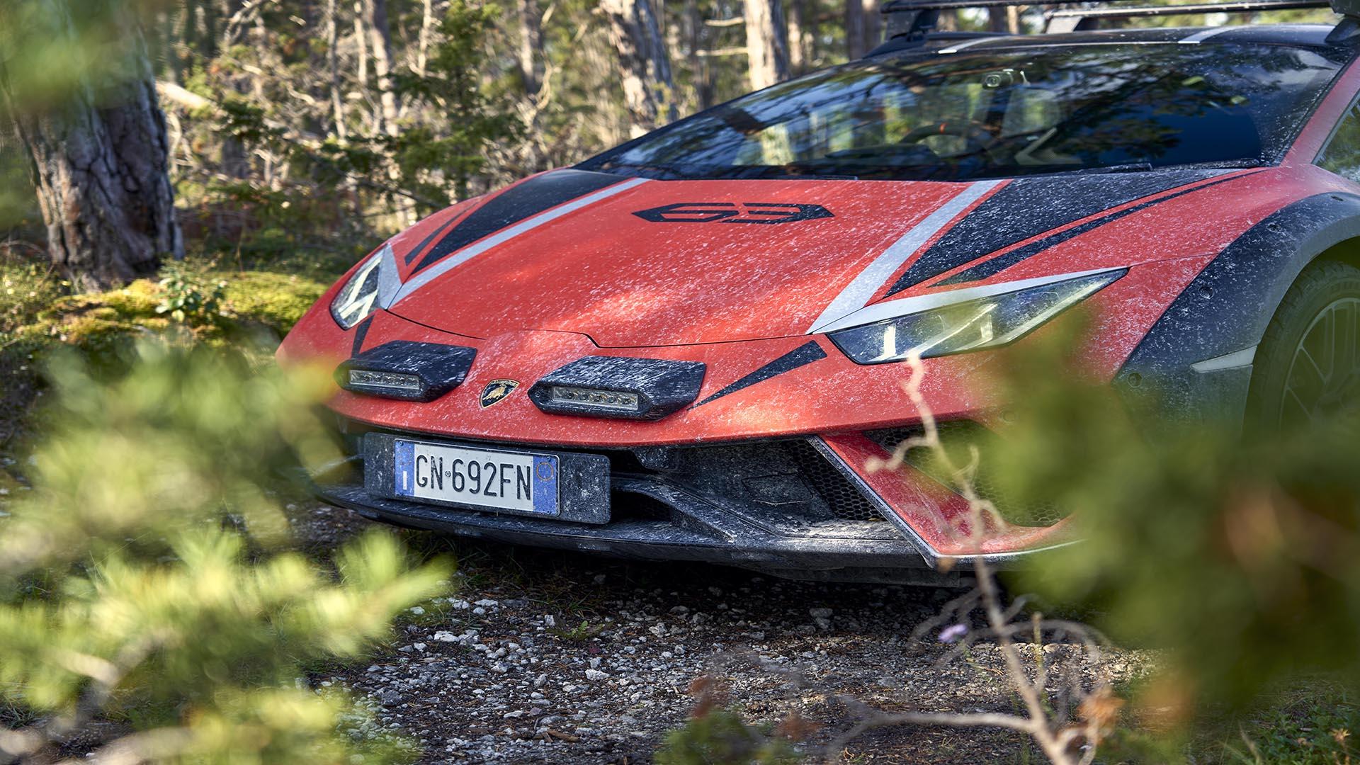 Lamborghini Huracán Sterrato schuin voor dichtbij in bossen