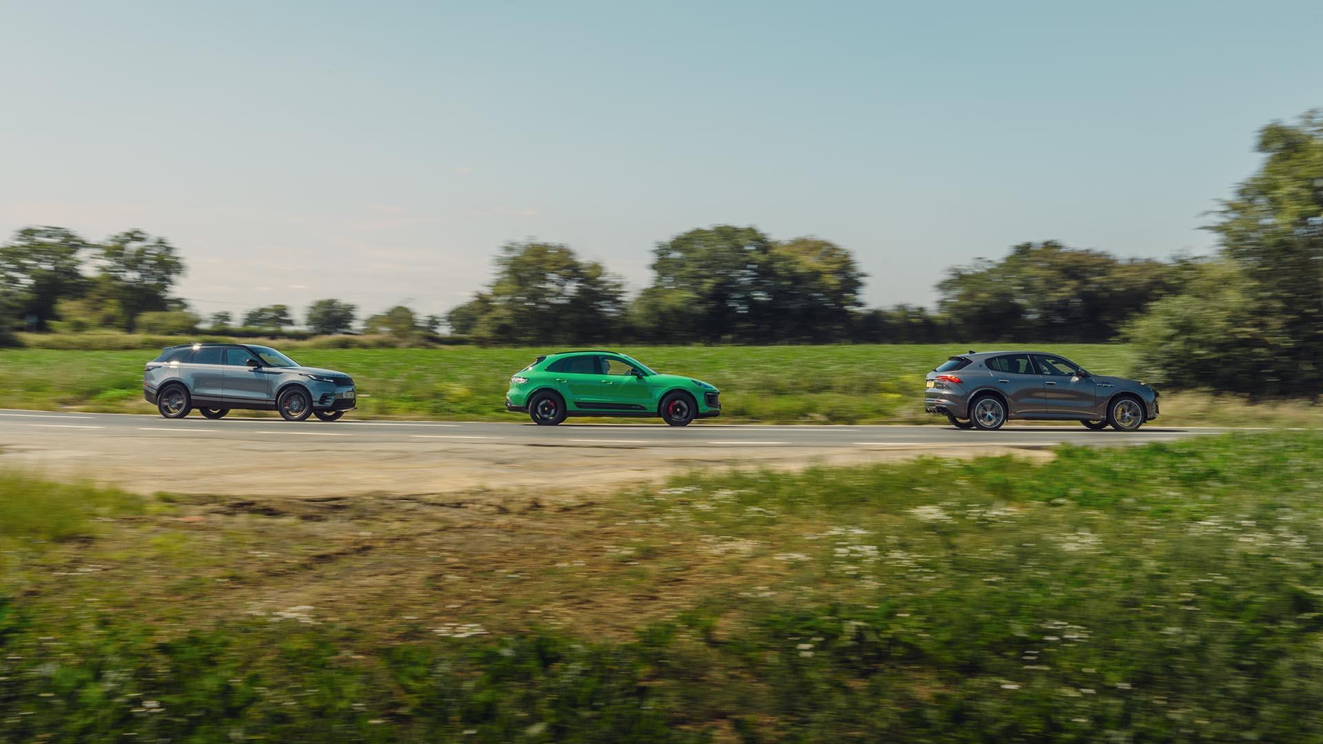 Range Rover Velar vs Porsche Macan vs Maserati Grecale rijdend zijkant
