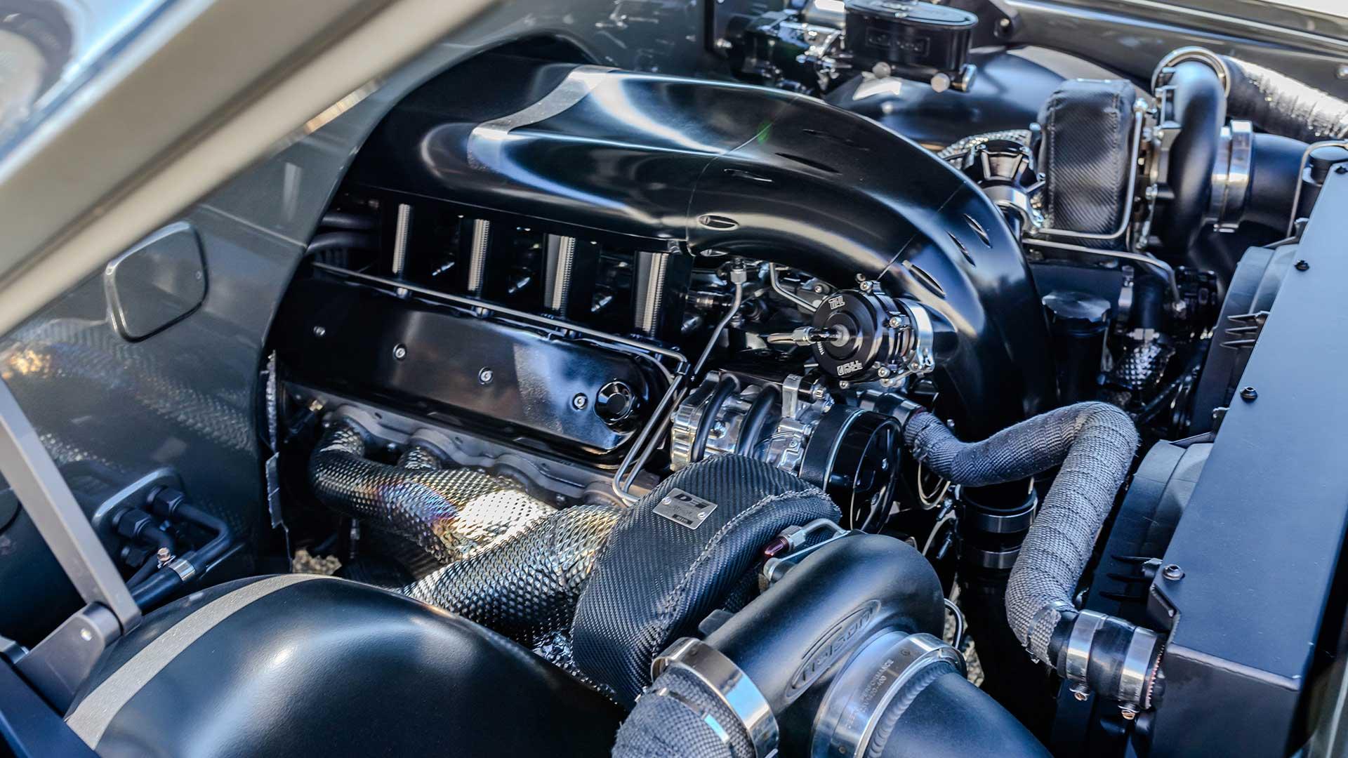 Chevrolet Suburban restomod Icon motor
