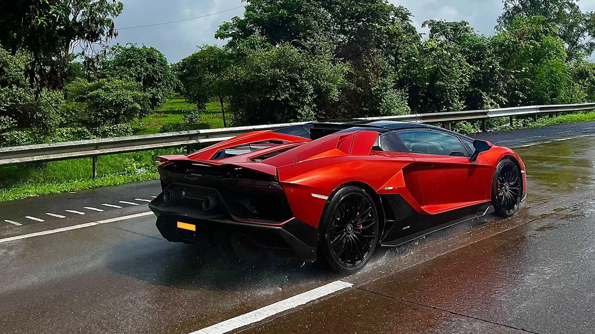 Lamborghini Aventador snelweg Waterschade - overstroming - regen -overlast