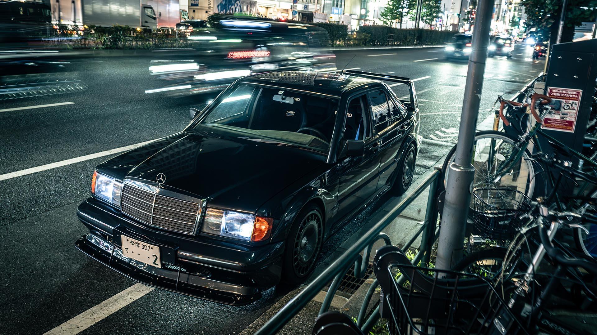 Mercedes 190 E Evo II geparkeerd schuin voor Tokio