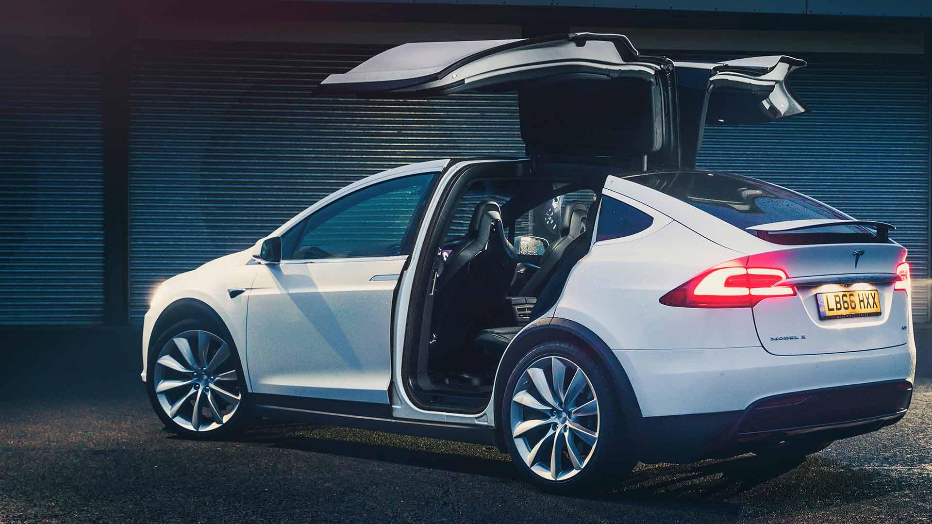 Tesla Model X deuren omhoog