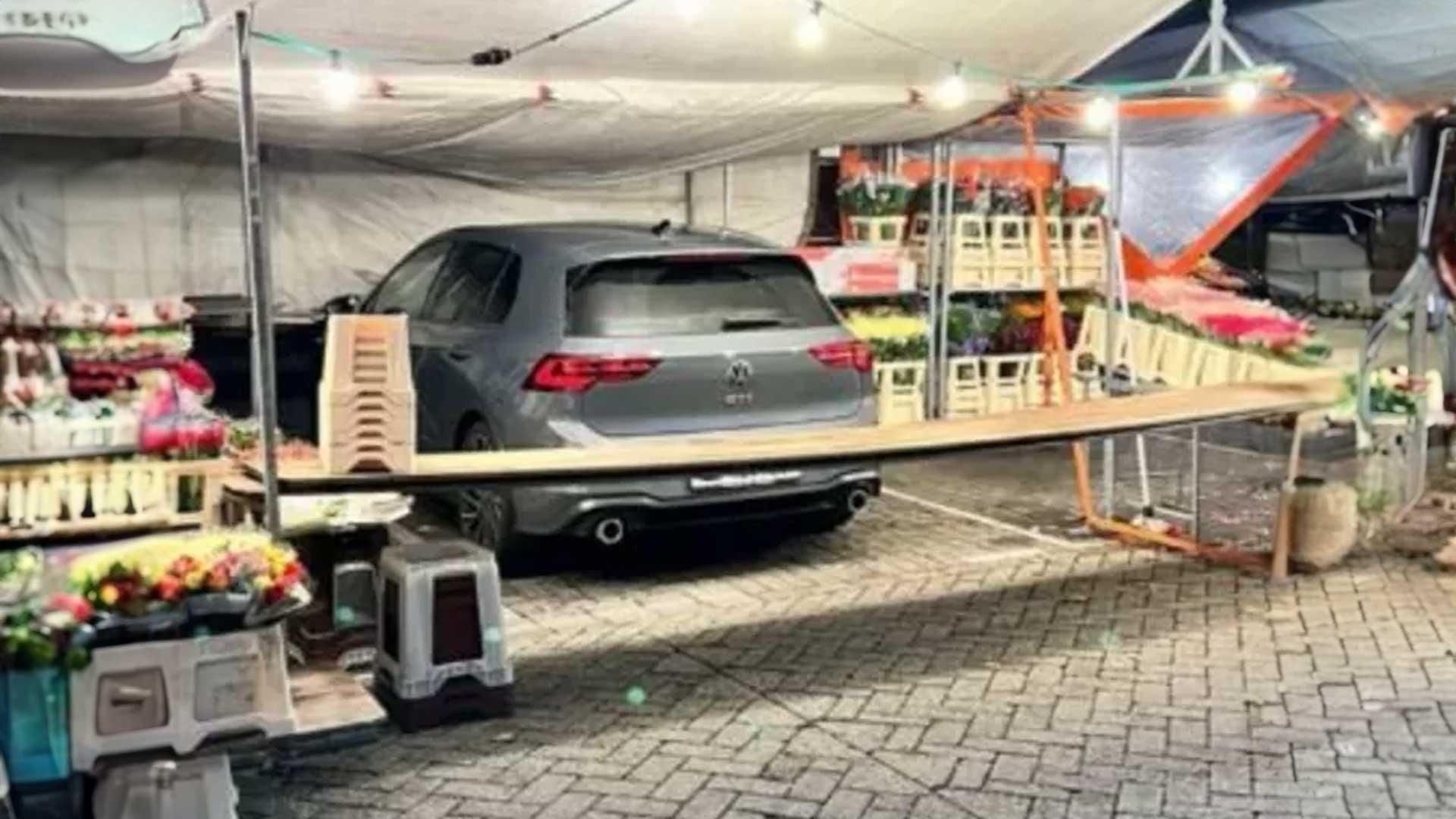 Golf GTI negeert parkeerverbod, maar de marktlui weten wel raad met de Volkswagen