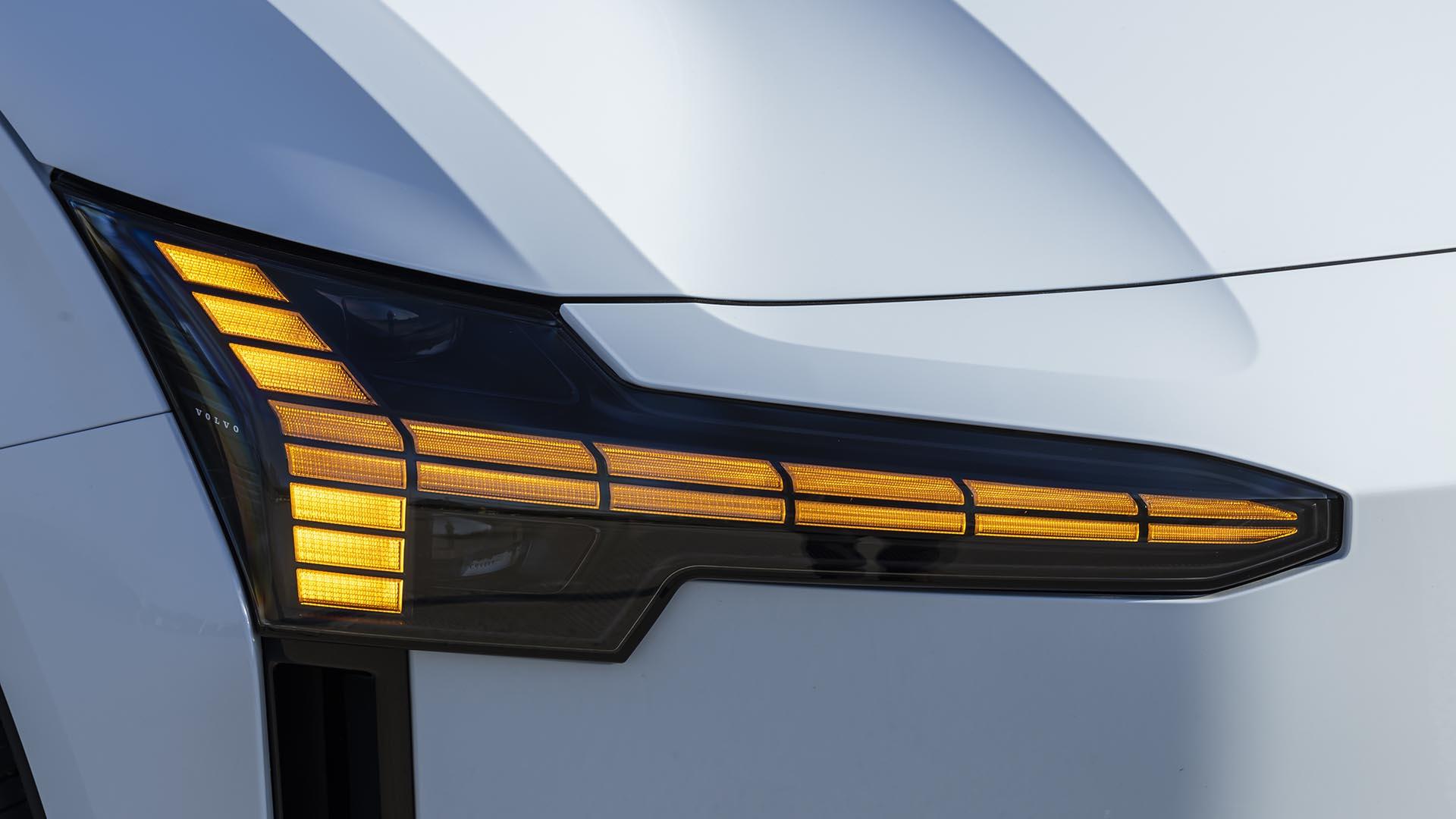 Volvo EX30 Single Motor Extended Range koplamp geel knipperlicht