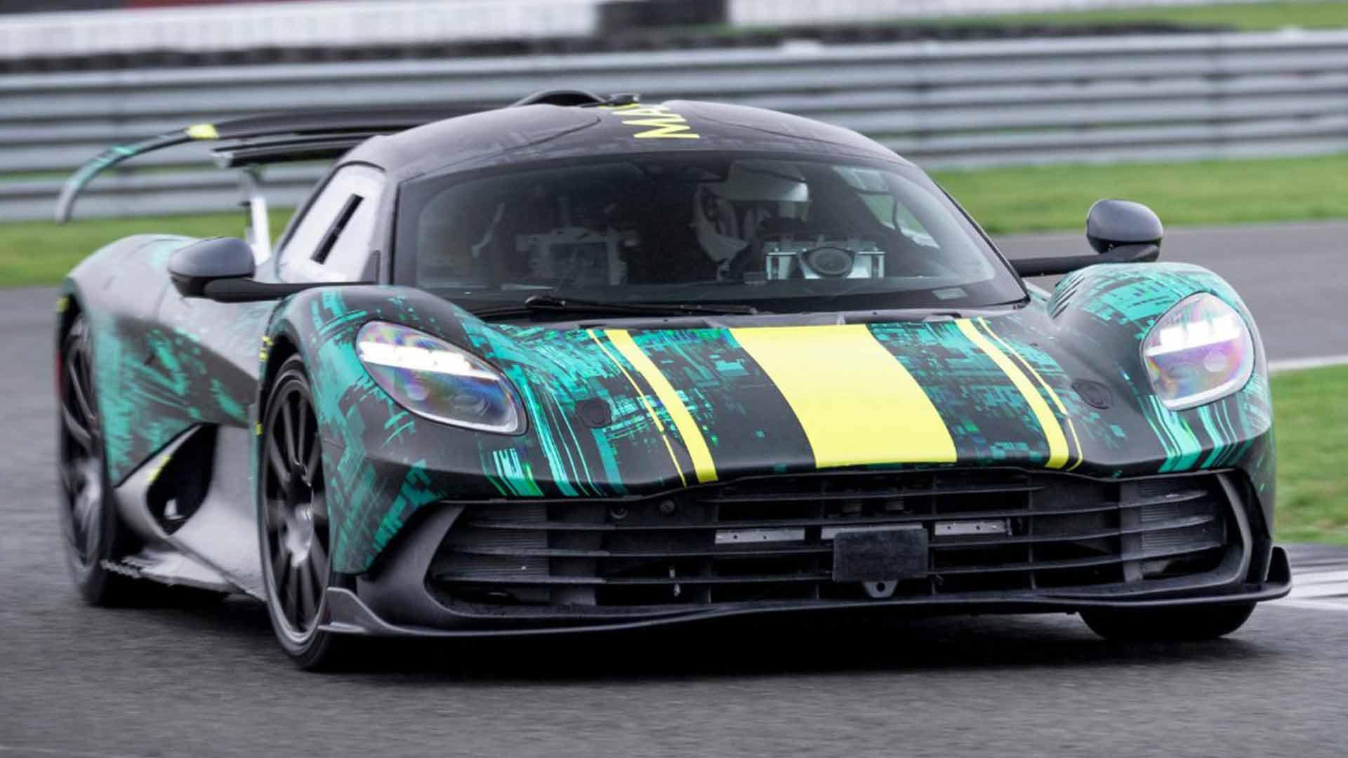 Aston Martin Valhalla concept rijdend schuin voor